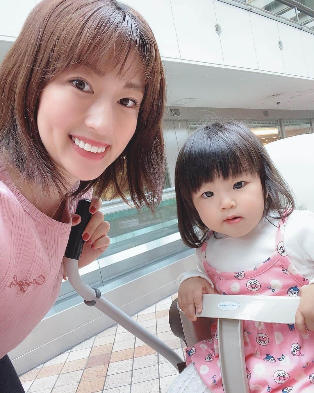 のインスタグラム：「ももちゃん今日で1歳半になりました🤗 最近喋れるようになった言葉は、ママ、パパ、ブーブー、きゅーきゅーしゃ、みかん、ワンワン、よいしょー、アンパン、オッケー、ゴーゴー！などなどはよく話します✨最後の動画は朝1のももちゃんです、、🤣 あと半年で2歳かー(＞＜)早いなぁ😂 #1歳半#1歳6ヶ月#女の子#女の子ママ#こどものいる暮らし#羽田空港#札幌のゲームセンター#親バカ部#親バカ」
