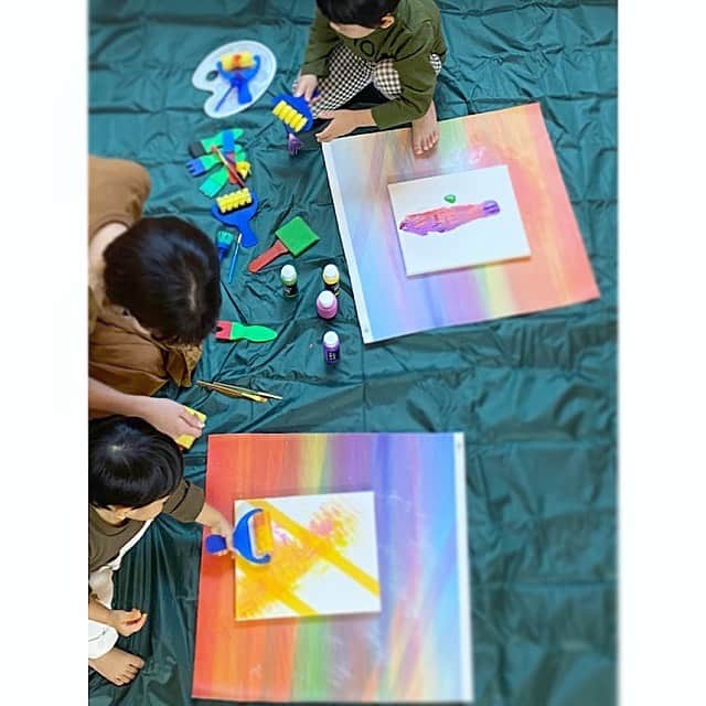 清川あさみさんのインスタグラム写真 - (清川あさみInstagram)「Mom teaching children in drawing class🥰  土日はmy boysにワークショップを。一時間目、自由。二時間目自分達なりの宇宙を描く、楽しそうです🪐🌏 一歳の次男、なかなか良い宇宙👌 またpv #みんなで一緒にわお  沢山のご応募の中から選ばれた皆様、おめでとうございます✨ #asamikidsworkshop #パパも完成作品みてびっくり感動🤣 #息子よ自由に #1歳3歳息子 #mysonsart #art #kids #ワークショップ #清川あさみ　#boys」10月11日 9時02分 - asami_kiyokawa