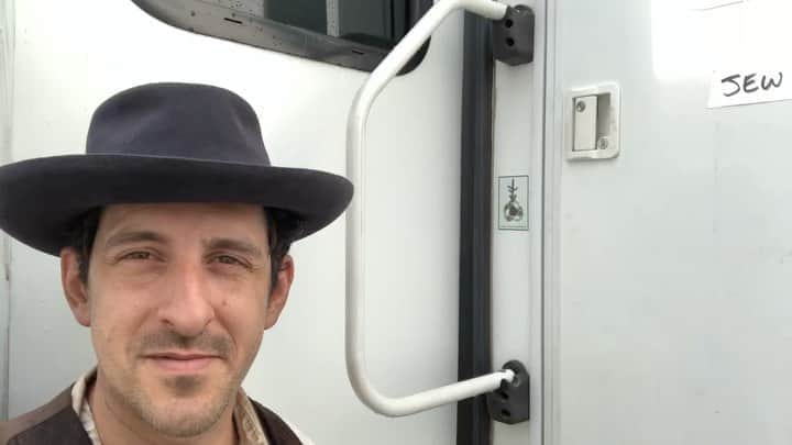 アダム・シャピロのインスタグラム：「Super easy to find my trailer on #thegoodlordbird #JewWeiner in the house. *this video is more face time then I ended up getting in the edit. But I know how to ride a horse!」