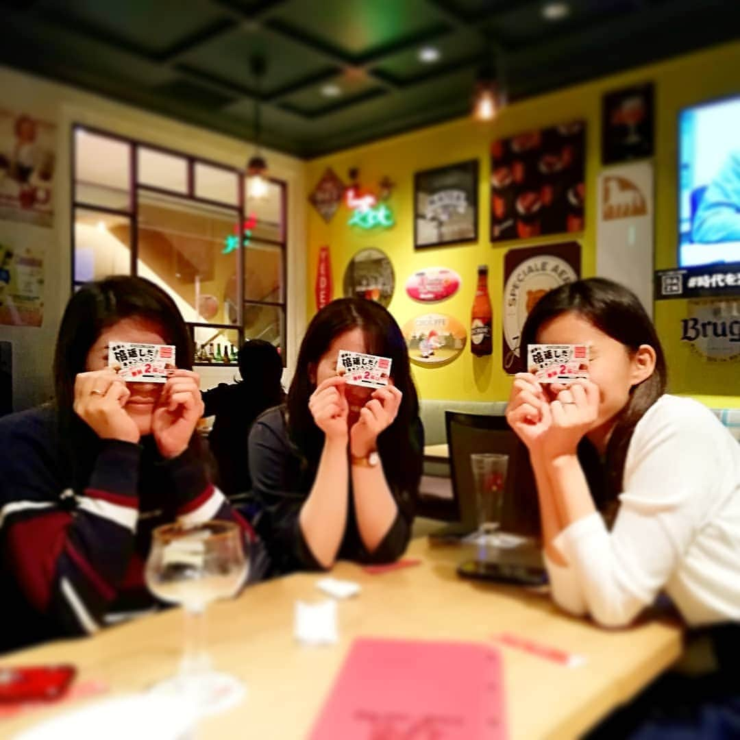 シュタインハウス新宿さんのインスタグラム写真 - (シュタインハウス新宿Instagram)「【ビール女子会💛】  先日、インスタで お店を見つけてくださったという ステキなお姉さま方🍺  最近減少傾向にあると言われる、 女神様たちかもしれませんね😉  帰りがけのため 乾杯の写真は撮れなかったので、 倍返しチケットを目線にﾊﾟﾁﾘ。  次回、感謝とビールを 倍返しさせてくださいませ！ 2020.10.11  #乾杯がもはやドイツ人 #認定ドイツ人 #ビール女神 #フランツィスカーナー  #中華点心飲茶クラフトビールタップ #クラフトビールタップ #クラフトビール #craftbeertap #ビール #ビール女子 #銀座 #銀座ビール #銀座ディナー #銀座ランチ #銀座中華 #銀座女子会 #銀座ごはん #有楽町 #有楽町ビール #有楽町ディナー #有楽町ランチ #有楽町中華 #有楽町女子会 #有楽町ごはん」10月11日 9時05分 - zburger.ura