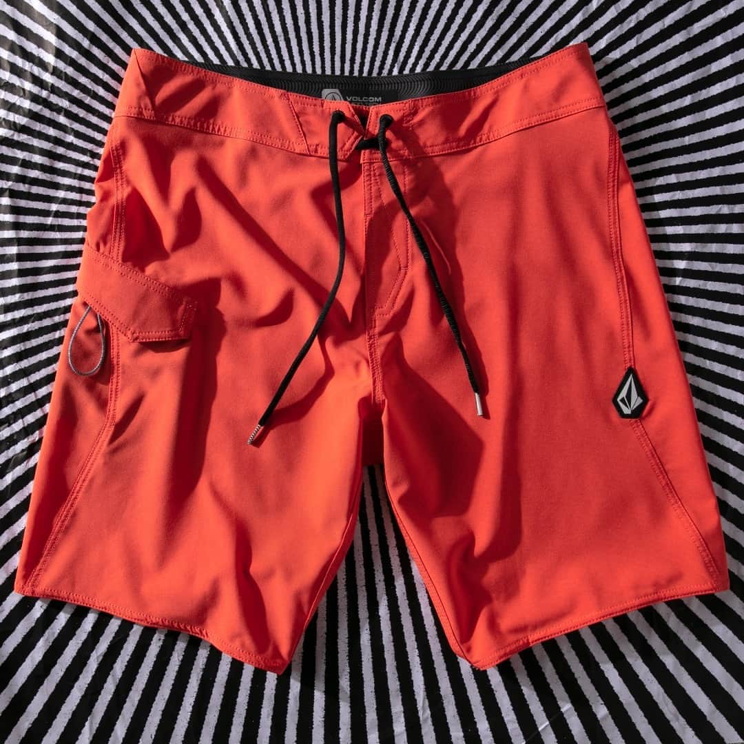 ボルコムのインスタグラム：「Time for new trunks? 💦  This Lido Mod is a solid choice! 👉  vol.cm/trunks 👈」