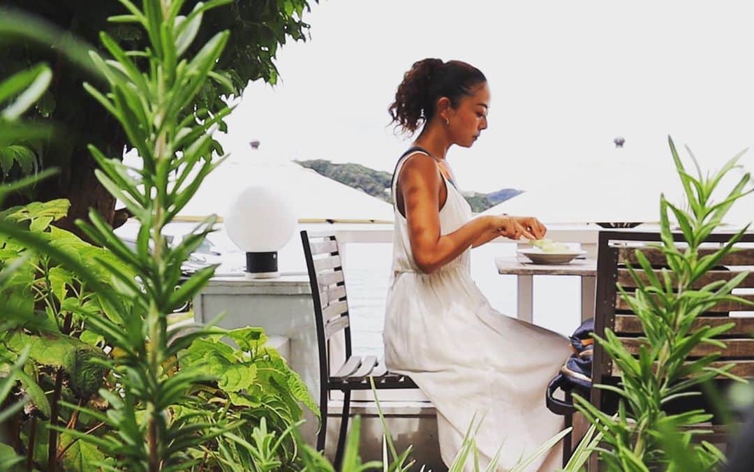 のインスタグラム：「この姿勢、良いようで、頭、首が前に。。  食べたり、料理したり  パソコン使ってたり、携帯いじってる時  日常の頭の位置ってほぼほぼ  肩の前にきてませんか？？  たまには、  頭の位置を肩の上に戻して  首コリや頭痛、肩こりを予防してみてください。  私も意識的に戻してます。  人間の頭の重量は成人で体重の10数％（約5Kg程度）だそうです。  それを支える首。 小さな7つの椎骨からなる頚椎と、それを取り囲む筋肉。 そうとうな負担です。  ご自愛ください☺️  今日も 素敵な一日を🎃  #姿勢 #yoga」
