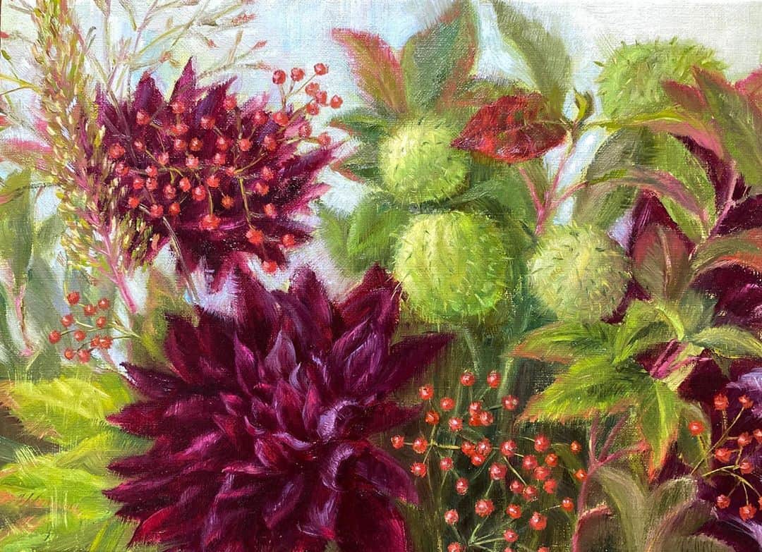 古賀陽子のインスタグラム：「“黒蝶と風船唐綿”  Dahlias, wild cottons, autumn leaves 黒蝶ダリア、風船唐綿、紅葉たち  #アート #アーティスト #アートワーク  #アートコレクター #画家 #美術館 #作品 #絵画展 #アートのある暮らし #絵画のある暮らし #絵のある暮らし #アート好きな人と繋がりたい #ギャラリー #個展  #油絵 #oilpaintartist #画廊 #お花好きな人と繋がりたい #花のある暮らし #神戸 #三宮 #北野坂 #西宮 #art #artwork #gallery #artist #exhibition #古賀陽子 #」