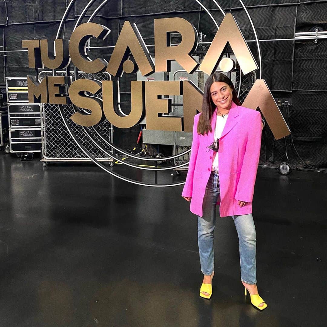 Ana Brenda Contrerasのインスタグラム：「Estamos backstage preparando todo para mañana  Los Leo 👀  #tucaramesuenaus」