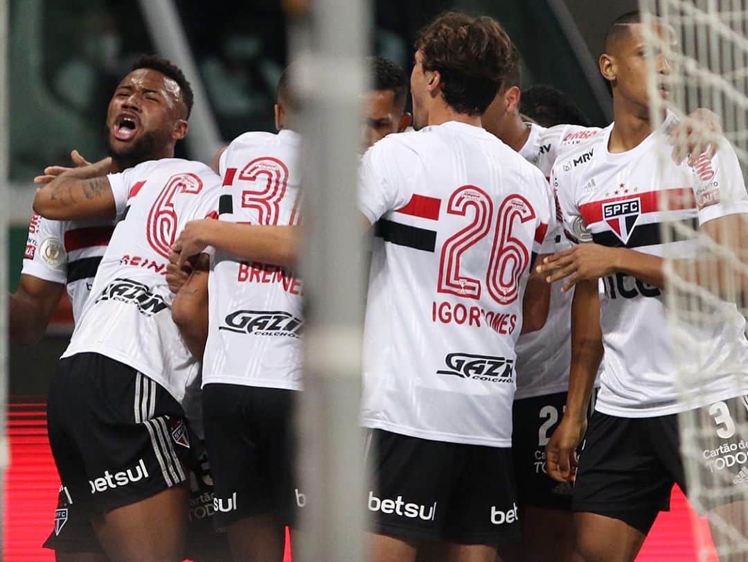 São Paulo FCさんのインスタグラム写真 - (São Paulo FCInstagram)「VAAAMOS, SÃO PAULOOO!!! ❤️ ⠀⠀⠀⠀⠀⠀⠀⠀⠀ Palmeiras 0️⃣x2️⃣ São Paulo ⠀⠀⠀⠀⠀⠀⠀⠀⠀ ⚽️ Reinaldo (@reinaldosilva6) ⚽️ Vitor Bueno (@vitorfbueno) ⠀⠀⠀⠀⠀⠀⠀⠀⠀ Uma vitória do grupo, guerreira, de todos! ⠀⠀⠀⠀⠀⠀⠀⠀⠀ #VamosSãoPaulo 🇾🇪 ⠀⠀⠀⠀⠀⠀⠀⠀⠀ 📸 Rubens Chiri / saopaulofc.net」10月11日 9時16分 - saopaulofc