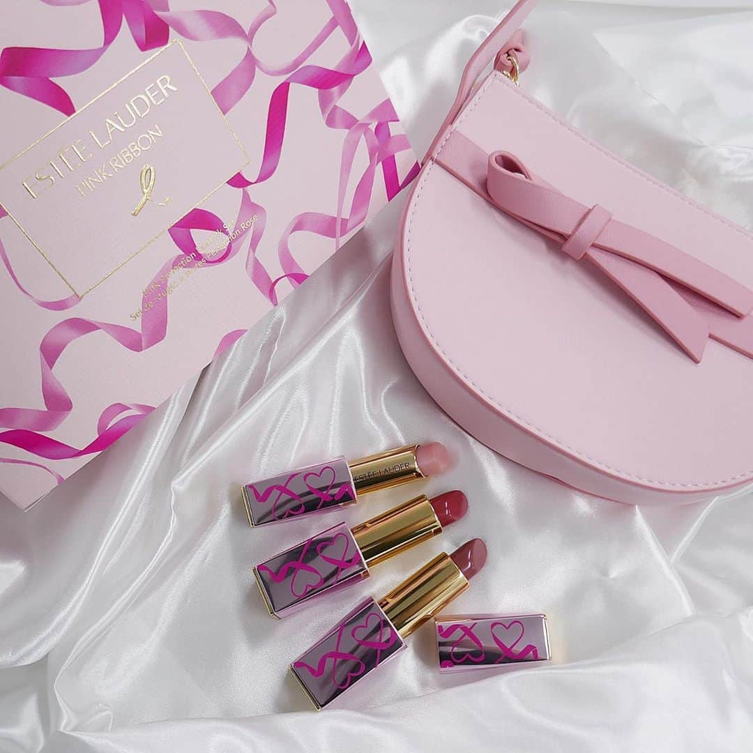 美的 Biteki's official Instagram! さんのインスタグラム写真 - (美的 Biteki's official Instagram! Instagram)「エスティ ローダー グループが毎年10月に行っている「乳がんキャンペーン」が今年もスタート。 ふれあう一人ひとりの女性の健やかな美しさを願う啓発メッセージの発信や、支援製品の収益金による寄付活動を通じて、乳がん研究をサポートします。 ✨✨✨ 28年目のキャンペーンとなる2020年は、「一本のリボンが結ぶ、リボンを超えた絆。」をテーマに、デジタルコンテンツが登場。 特設サイトから手のひらをスマートフォンで撮影すると、AIがあなたの手のひらにあるピンクリボンを見つけ、リボンが浮かび上がります。 その画像を指定のハッシュタグ「#乳がんのない世界へ」と「#TimeToEndBreastCancer」とともにSNS上でシェアすると、一定金額が寄付となり、米国乳がん研究基金（BCRF）や、JBCRG(Japan Breast Cancer Research Group)等を通じて医療研究に役立てられるという仕組みに。 私たちの手の中にあるピンクリボンで、自身とパートナー、友人、家族、世界がつながり、多くの人々の力で乳がんのない世界を目指します。 誰でも、いつでもどこでも参加できるキャンペーンで、ぜひ周囲の人へその大切さを呼び掛けて！ ※キャンペーンは、2020年11月30日まで ✨✨✨ さらに、エスティ ローダー グループ8ブランド（アラミス／ラボ シリーズ、アヴェダ、ボビイ ブラウン、クリニーク、ドゥ・ラ・メール、ジョー マローン ロンドン、エスティ ローダー、トム フォード ビューティ）では、キャンペーン支援製品を発売！ 画像のエスティ ローダー支援製品「ピンク パーフェクション リップスティック セット」は、クリーミーなテクスチャーと濃密な発色で唇を彩る大人気のリップスティック「ピュア カラー エンヴィ リップスティック」の世界的ベストヒットカラー“#420 リベリアス ローズ”と、日常使いにぴったりな“#561 インテンス ヌード”の2色、唇をケアしながらphに合わせてほんのりピンクに色づくリップバーム「ピュア カラー エンヴィ リプレニッシュ リップ バーム」、おしゃれで華やかなコスメティック ポーチがセットになっています。 リップアイテムはすべてハートモチーフの限定デザインになっていて、お守りコスメにもおすすめです♪ 【商品情報】ピンク パーフェクション リップスティック セット　￥7,000（税抜） ✨✨✨ その他にも楽しみながら知識を得ることができるコンテンツが続々。詳しい情報は、エスティ ローダー グループ 2020 乳がんキャンペーン特設サイトにてチェックしてみてくださいね！ #エスティローダー#esteelauder#ピンクリボン#pinkribbon#乳がんのない世界へ#TimeToEndBreastCancer#乳がん」10月11日 9時26分 - bitekicom