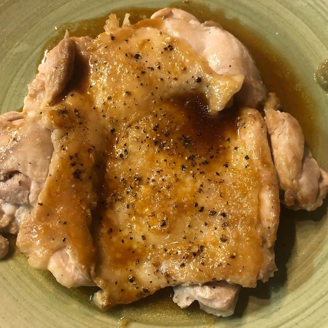 北原雅樹のインスタグラム：「やっとできた！  まず、肉の厚みを均一にして、火が通りやすくしまして、 岩塩ガリガリ、黒胡椒ガリガリやって、  皮目は強火でパリパリに！ 肉は中火でじっくりジューシーに焼き上げました。  焼いて出てきた鶏の油と、めんつゆ、醤油、生姜、にんにくの和風ソースを温めて。  写真撮ったら、一気にかぶりついて食べた。  超まんぞく！ ちょーーーーーまんぞく！  チキンステーキ（和風ソース、柚子胡椒添え） 334g！  #鶏肉料理  #鶏肉レシピ  #鶏肉大好き  #皮はパリパリ  #チキンステーキ  #自炊  #安い  #美味い  #早い  #お腹いっぱい  #幸せ」