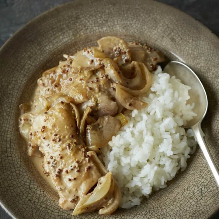 若山曜子のインスタグラム：「#フライパン煮込み　より　鶏もも肉のマスタードクリームです🐔　粒マスタード風味のクリームソースはフランスの家庭料理の王道メニュー。ここでは少し軽めに仕上げてごはんにあうようにしています。 入りきらなかったのでアレンジはストーリーズに載せますねー。 今見直したら英語表記うちまちがえてる💦正しくはchicken です。すみませーん🌀  【材料】（2.3人分）  鶏もも肉2枚（約500g） 玉ねぎ2分の1個分（1センチにスライス） 塩　胡椒　適量 オリーブオイル　少々  白ワイン　大さじ4 粒マスタード 醤油　各大さじ1 生クリーム4分の1カップ  今回鶏もも肉が1枚400g近くあり、2人分ランチだしということでお肉は1枚で作ってます。  🌟point  鶏皮はしっかりこんがり焼き付けると旨味に変わります。メイラード反応というものですね✨この旨味をこそげとってそのままソースにできるのがフライパン煮込みのよいところ。  皮は脂肪が多い部位ですが、お肉を包み込んでパサつきを防ぎます。しっかり焼き付けた後、ペーパーで脂を拭うこと。皮の下の、いわゆる皮下脂肪をとってあげること。この２つを守ればクリーム煮込みでも、くどくならないですよ💡  このお料理のもう一つの良いところは 【少量の水分で蓋をして煮ることで鶏肉がふっくらと、しっとりと柔らかく仕上がること】です。  お肉少なめの場合はマッシュルームなどキノコ入れるのもおすすめです。  🌟お願い事🌟﻿ ●まずはレシピ通りをお勧めしています。 ●材料は書いてあるものを推奨しています。代用は別のレシピになってしまいますのでご自分のご判断で楽しみながらアレンジしてください。  写真　福尾美雪 スタイリング　池水陽子 主婦と生活社　#フライパン煮込み #若山曜子レシピ動画　#若山曜子 #フライパンレシピ #とりもも肉 #フライパンひとつ」