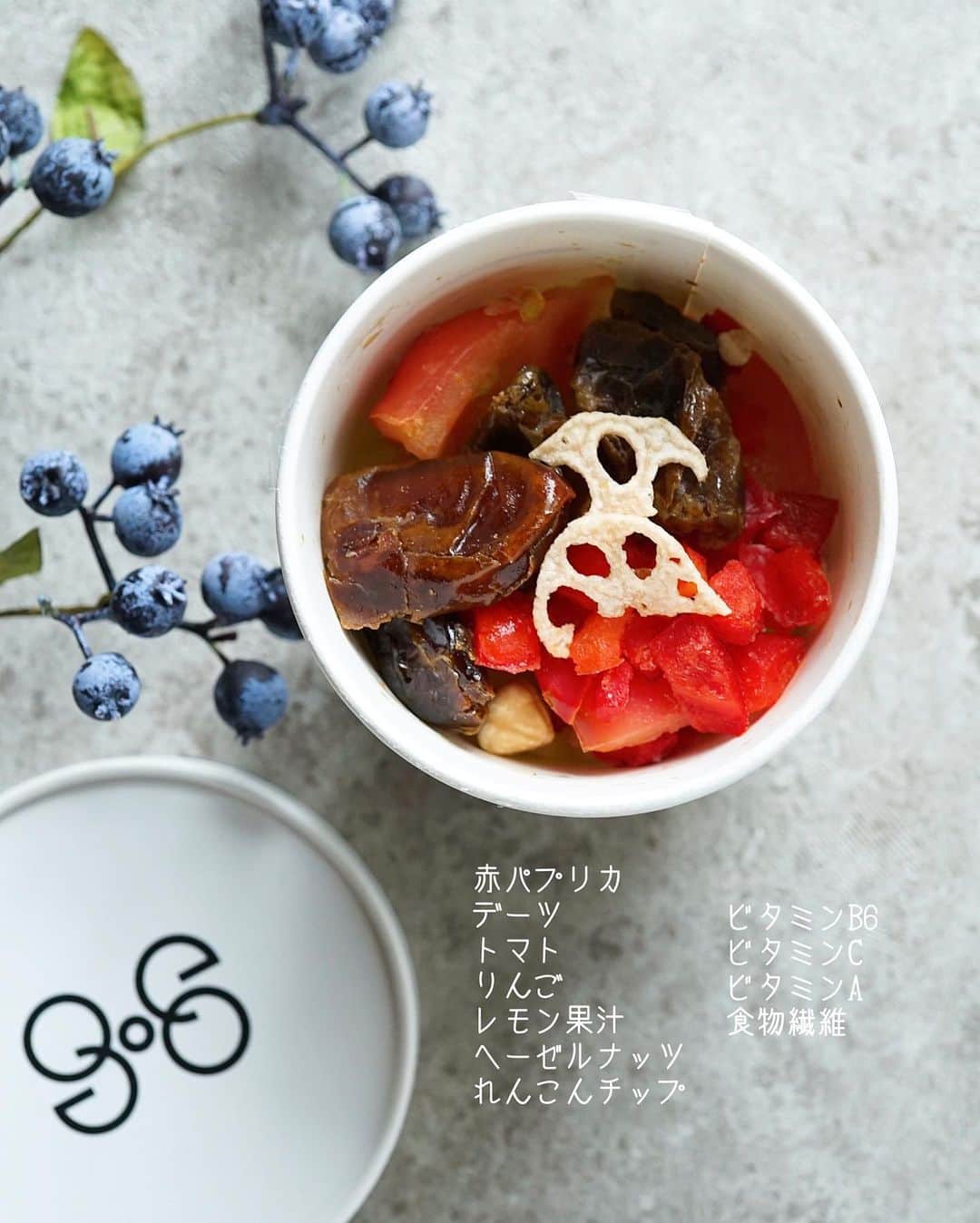 hirokoさんのインスタグラム写真 - (hirokoInstagram)「🌱2020.10.11（日）﻿ ✽.｡.:*・ﾟ #hiroponの朝ごはん﻿ ﻿ 今朝は「野菜と果物を食べる」﻿ @greenspoonjp の﻿ #パーソナルスムージー で朝ごはんです﻿ ﻿ カラダや生活習慣に合わせて60種類以上の﻿ 野菜・フルーツ・スーパーフードの中から 自分だけの#スムージー を配合してくれる﻿ 『パーソナルスムージー』﻿ ﻿ 「自分で作れそう..」と思うけど﻿ スーパーでは手に入らない野菜や果物って﻿ たくさんあるからね....﻿ ﻿ 簡単な質問に答えていくだけ﻿ 体の悩みと生活習慣から 不足しがちな栄養素を出してくれますよ﻿ 私は主に「筋力アップ・ダイエット」向きの スムージーでした🏋️‍♂️﻿ ←嬉しい😆 ﻿ ﻿ 今朝 選んだスムージー（3枚目画像）効能は 「筋力アップ・野菜不足」﻿ 冷たいスムージーをひと口飲んだら寒っ🥶ﾌﾞﾙ﻿ そこでスタッフさんオススメの☝️﻿ #ホットスムージー にしてみました﻿ 作ったスムージーをレンチン温めるだけ﻿ 「うまっ😋 」スムージーからスープへ﻿ スムージーの配合によっては ホットが合わないものもあると思います...﻿ ﻿ ﻿ 作り方🍹------------------------------﻿ 冷凍庫から出したカップの中に﻿ 水（豆乳・牛乳・アーモンドミルク）を入れ﻿ 軽く揉みほぐしミキサーへ戻しゴォゴォ〜〜﻿ ﻿ ナッツ類やドライフルーツ...﻿ 硬いものが入ってるものもあるので﻿ ミキサーよりブレンダーがオススメかも﻿ -----------------------------------------﻿ ﻿ 『パーソナルスムージー』は﻿ 甘味料・保存料・着色料・香料は使ってません﻿ 安心安全なスムージーです！﻿ ﻿ 「私だけのスムージーを見つけたい」 そんな方はこちらから👉🏻 @greenspoonjp   便利な定期購入もありますが...﻿ 単品4個から購入もできま〜す﻿  ﻿ ﻿ 次のスムージー また紹介しますね〜﻿ ﻿ ﻿ ﻿ ﻿ .........The end 🥬🥒🥑🍎🍊🍋﻿ #Personalsmoothie #smoothie #グリーンスプーン #冷凍スムージー #野菜不足 #筋力アップ #美容と健康 #健康食品 #置き換えダイエット #ダイエットサポート #パーソナル診断﻿  #朝ごはん #朝時間 #インスタフード #バランスの良い食事 ﻿ ・」10月11日 9時19分 - hiropon0201