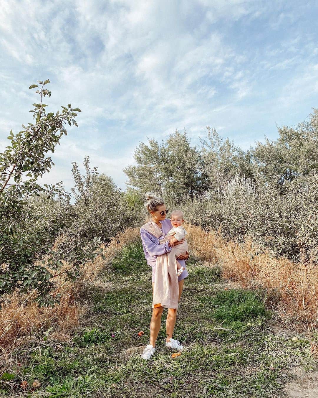 Aspyn Ovard Ferrisのインスタグラム：「Finally went apple picking ❤️🤗 very few apples left at this point hahah」