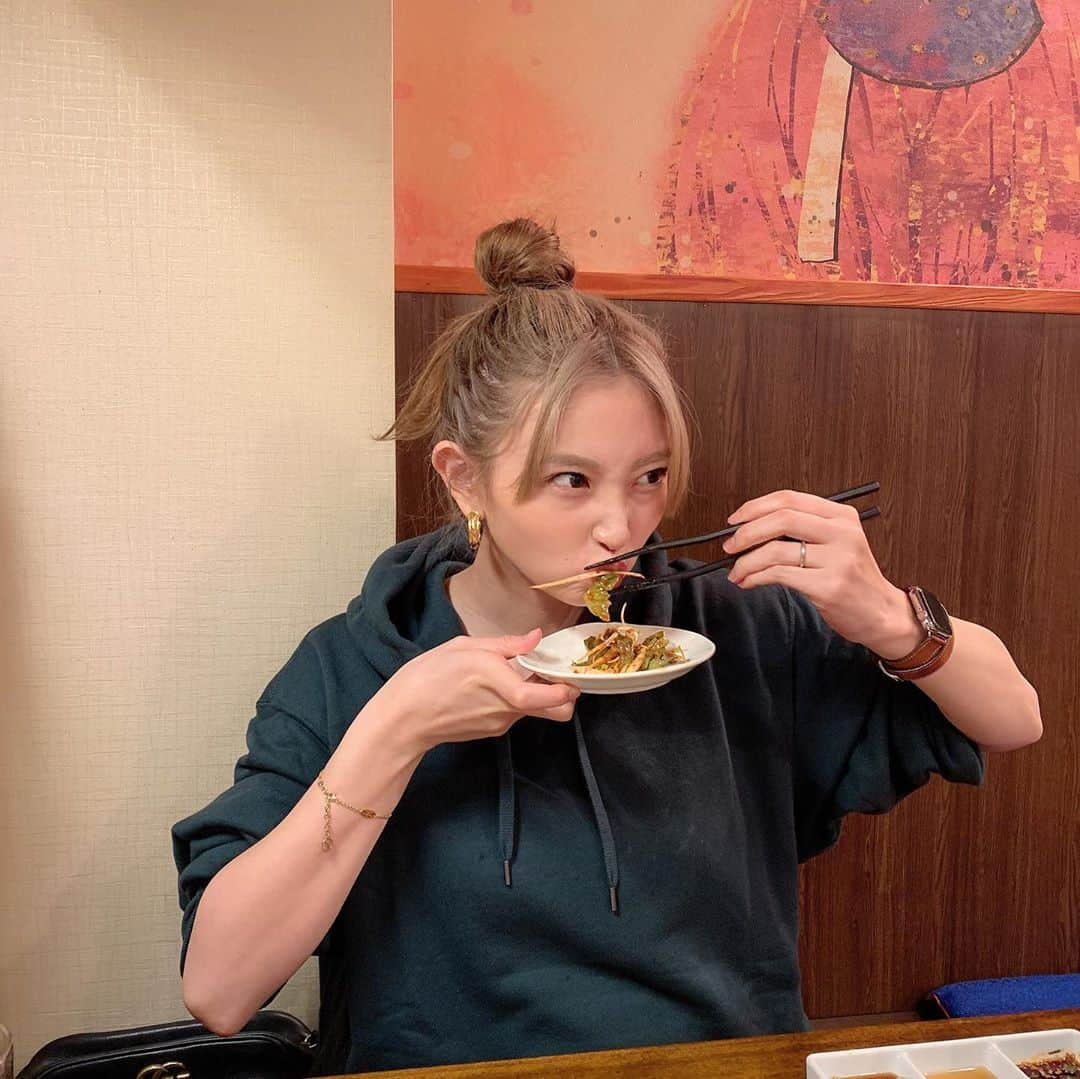 岸野里香さんのインスタグラム写真 - (岸野里香Instagram)「サムギョプサルを食べた日。🐷🥬🍄ネギサラダ美味しい🥗 妊娠期間も @uniqlo  様様すぎる💕次の検診まで緩く体重管理がんばります🐣顔  #男の子ママ  #妊娠9ヵ月 #プレママ #体重管理」10月11日 9時25分 - rikakishino_official