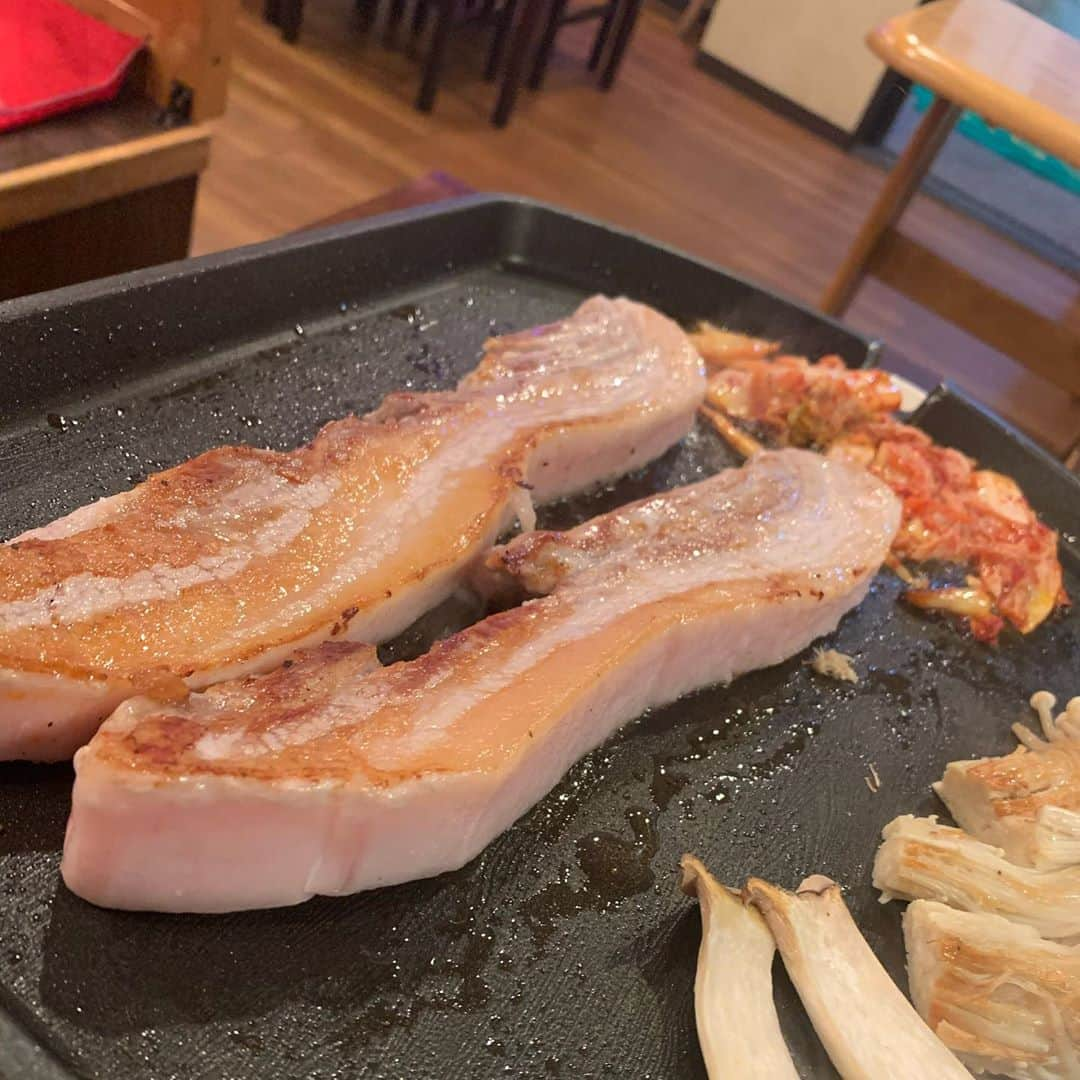 岸野里香さんのインスタグラム写真 - (岸野里香Instagram)「サムギョプサルを食べた日。🐷🥬🍄ネギサラダ美味しい🥗 妊娠期間も @uniqlo  様様すぎる💕次の検診まで緩く体重管理がんばります🐣顔  #男の子ママ  #妊娠9ヵ月 #プレママ #体重管理」10月11日 9時25分 - rikakishino_official