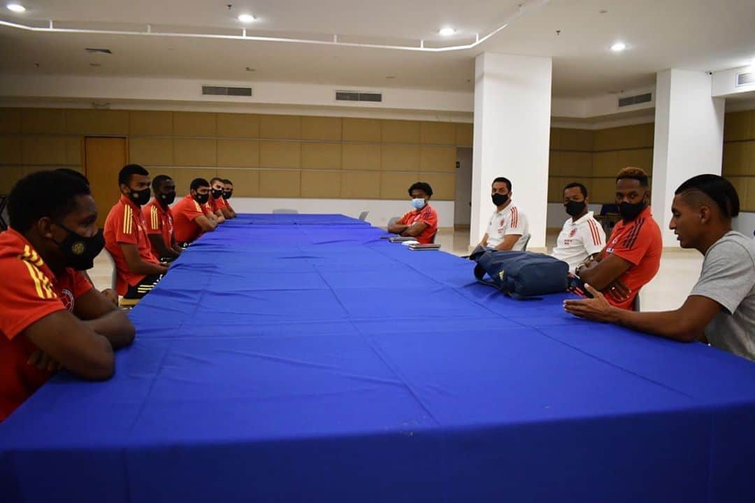 サッカー コロンビア代表チームのインスタグラム：「Jugadores de la Selección Mayor, comparten experiencias con la Sub-17.  #VamosColombia」