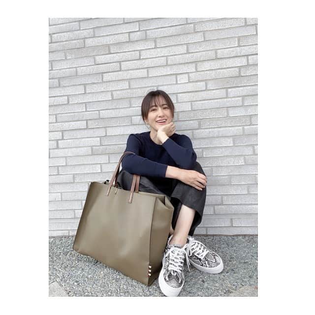前田ゆかのインスタグラム：「秋冬オーダーしたリアルに使える バック&シューズが続々と届きました！  バックはイタリアブランド @manilagraceofficial  夏に使っていたシルバートートがとても使いやすく同じシリーズのひとまわり大きいサイズのトートをオーダー。 やわらかいエコレザーで作られいるため軽量です✨  靴はプラットホワイトパイソン柄 @noname.japan   これは一目惚れ❕ 程よい厚底でパイソン柄のスパイスがベーシックな服にプラスするだけで効く✨ 少しだけ攻めのスニーカー。  程よい存在感が好み！  バックと靴で取り入れる秋冬の アクセントをアップデート✨ @pdst.jp   #ノーネームスニーカー #nonameshoes  #ノーネーム #パサージュドゥストックマン  #スニーカー #マニラグレース」