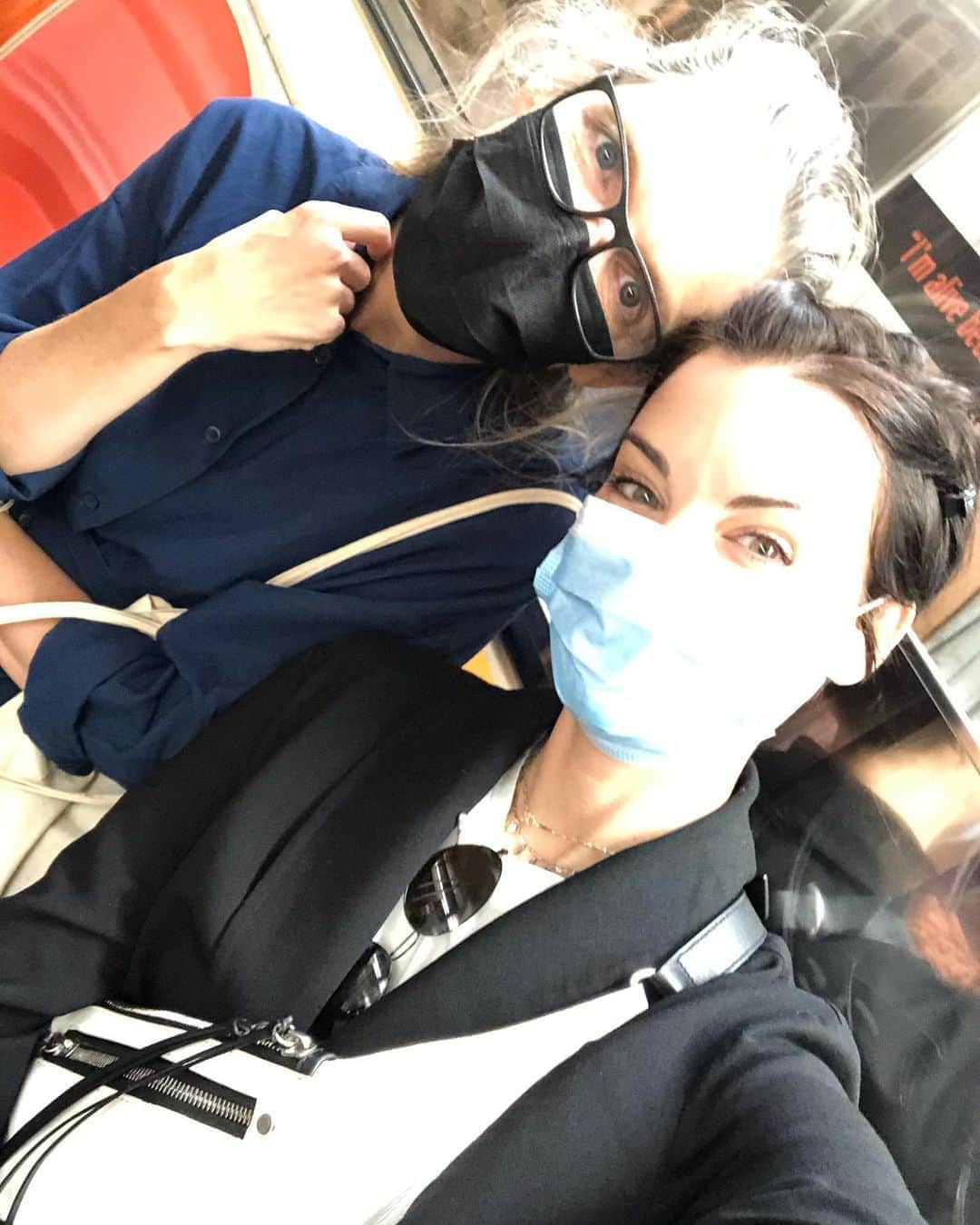 ジェイミー・アレクサンダーさんのインスタグラム写真 - (ジェイミー・アレクサンダーInstagram)「Spent a much needed day walking around NYC with my sister from another mister @michellemccrmck 💕 #grateful」10月11日 9時50分 - jaimiealexander