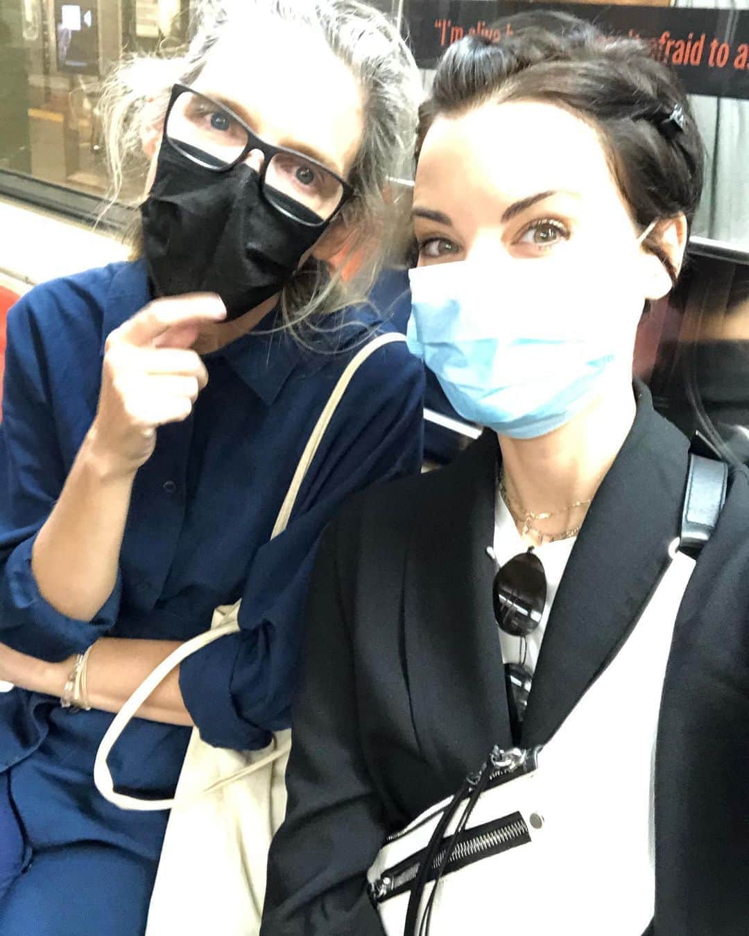 ジェイミー・アレクサンダーのインスタグラム：「Spent a much needed day walking around NYC with my sister from another mister @michellemccrmck 💕 #grateful」
