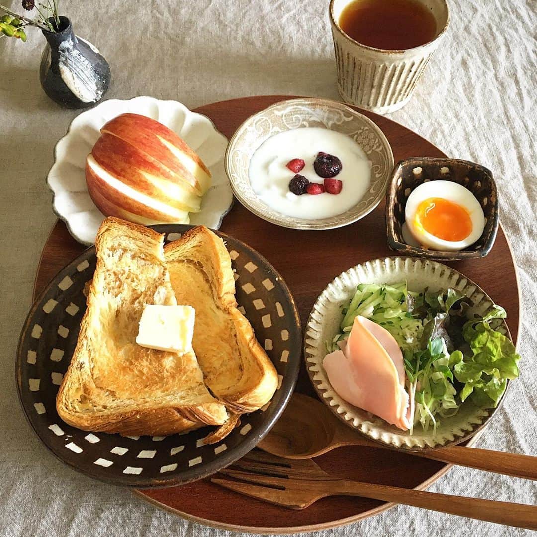 のインスタグラム：「2020/10/11 (2) そして、今朝の朝ごはんは、メープルのデニッシュで。 家族が寝ている間に、のんびりいただきました♪ ・ 先週から急に寒くなり、喉が弱い私は、早くも家ではハイネックのTシャツに、外出はタイツも。 慌てて毛布も出しました。 ぬくぬく〜。 風邪をひかないようにしなくちゃ😷 ・ #gon_food #food #foodpic #foodphoto  #instafood #instagood #yummy #love #japan  #onthetable #日々 #暮らし #台所#vegetable #朝ごはん #breakfast #トースト #うつわ #紅茶 #Apple #りんご」