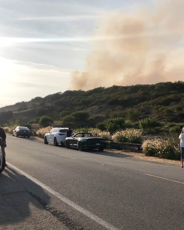 エリック・クリスチャン・オルセンのインスタグラム：「LA  Fire fighters not messing around in Malibu. 🔥🔥🙏🏼🙏🏼🔥🔥#godblessthemandkeepthemsafe」