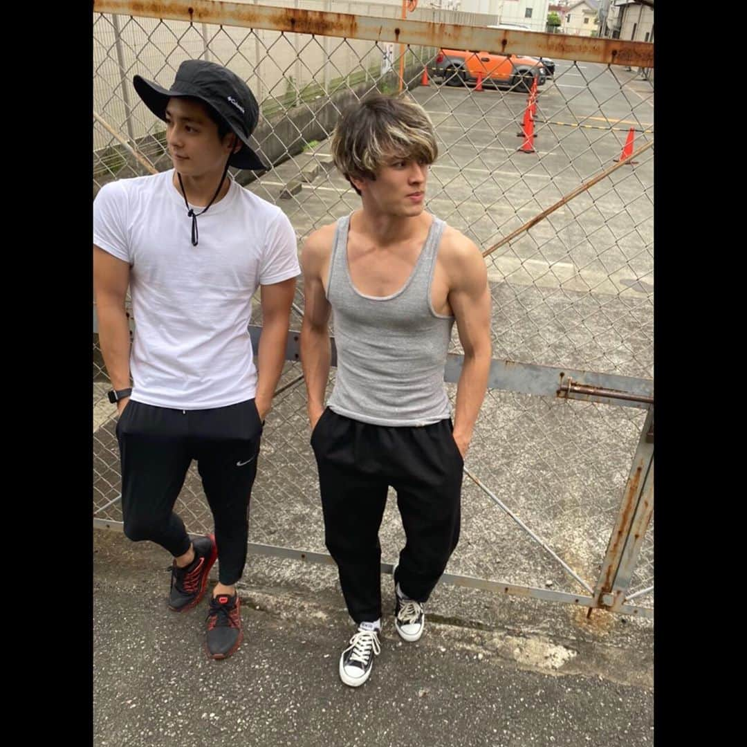 山口貴也さんのインスタグラム写真 - (山口貴也Instagram)「. "仮面ライダーセイバー"第6章ありがとうございました。 倫太郎、見ていただけましたでしょうか。  宿敵ズオス役のコージくん(@kojisaikawa)とは、 普段は日々高め合えるトレーニー仲間です💪   〜お知らせ〜 仮面ライダーの裏側をお届けする ネット番組"ウラ仮面ライダー"第2回に出演します🕺  内藤くん、川津さん、MC篠宮さんと いろいろなトークで盛り上がりました！  『Sウラ仮面ライダー』は テレビ朝日のセイバー番組公式サイトにて 『Lウラ仮面ライダー』は TTFCとTELASAにて配信されます。　 　　　　　　  『Lウラ仮面ライダー』では　　　　　　　　 普通のホモサピエンス誕生秘話なども！！ 本日より公開です。ぜひご覧ください。  #仮面ライダーセイバー #ズオス #仮面ライダーブレイズ #新堂倫太郎 #倫太郎はどうなるのか！？ #次週の放送もお見逃しなく」10月11日 10時06分 - takaya_yamaguchi_official