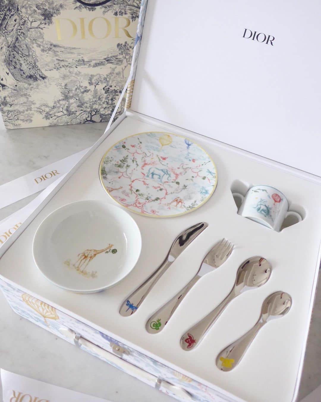 田中麻衣さんのインスタグラム写真 - (田中麻衣Instagram)「Diorのベビー食器🦒🐘 かわいすぎてかわいすぎて🥺💕 夫からのサプライズでした。 . 担当さんが息子のことをすごく可愛がってくれていて、ぜひ息子さんにと、世界に数個限定の貴重なお皿セットを紹介してくれたみたい✨✨ ケースもすごく可愛い！ おもちゃ箱にしようと思います。 #dior #ベビー食器」10月11日 10時07分 - maitanaka1217