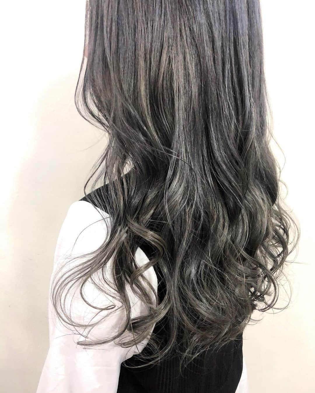 salon PRATiNO(サロンプラチノ)のインスタグラム：「. ✨グレーシルバーカラー✨. . 濃いめのシルバーグレーをのせて、 色落ちも楽しめるようにしました💫 アディクシーカラーで赤みのない透明感あるクールな仕上がりに💕  . . 【CLAVIS PRATINO】 ◇月曜日～土曜日 10:00～20:00 ◇日曜日 10:00～18:00  ※定休日なし ※時間外はお問い合わせください。 愛知県名古屋市中区錦3-4-19石垣ビル７Ｆ ☎︎052-962-7017  【PRATINO SNS・お店情報】  Instagram  メインアカウント→ clavis_pratino スタッフアカウント→ pratino_staff YouTube → https://www.youtube.com/channel/UC29An_f8mXliizce-Y6AUsA  LINE@→ ＠clavis-pratino HP→ http://clavis-pratino.com CLAVIS公式アプリ→ アプリ検索「CLAVIS 公式アプリ」  . #hairstyle #hair #cornrow #braids #clavispratino #spiralperm #pratino #hairsalon #nagoya #haircolor #love #派手髪 #外国人風カラー #バレイヤージュ #グラデーション #コーンロウ #ブレイズ #スパイラルパーマ#ピラミンゴカラー  #特殊ヘア #ブラックヘア #美容室 #ヘアサロン #ヘアスタイル #ヘアカラー #クラビスプラチノ #名古屋 #栄 #錦」