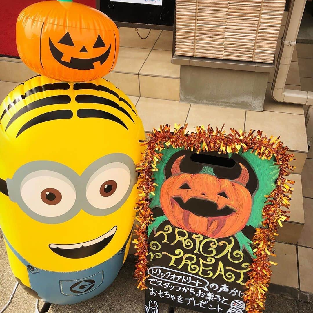 エステート住宅産業 住宅部のインスタグラム：「👻🎃ハッピーハロウィン🎃👻  10月中は「トリックオアトリート」と当スタッフに言っていただくと🗣 ちょっとしたおもちゃとお菓子を皆様にプレゼントしています🚗🍬  当モデルハウスを見学していない方でも大丈夫です！ 西川田総合住宅展示場へお越しの際には是非 テクノストラクチャーの家にお声がけしてみてください✨🌱  アンケートを記入していただいた方には引き続きエコバッグのプレゼントをしています🛍  #10月 #ハロウィン #プレゼント #お菓子 #ミニオン #秋 #イラスト #西川田総合住宅展示場 #フェアリィスクエア #エステート住宅産業 #栃木 #宇都宮 #西川田 #住宅展示場 #家 #家づくり #一戸建て #住宅 #注文住宅 #自由設計 #新築 #施工例 #間取り #暮らし #建築 #モデルハウス #インテリア #デザイン #耐震 #テクノストラクチャー」