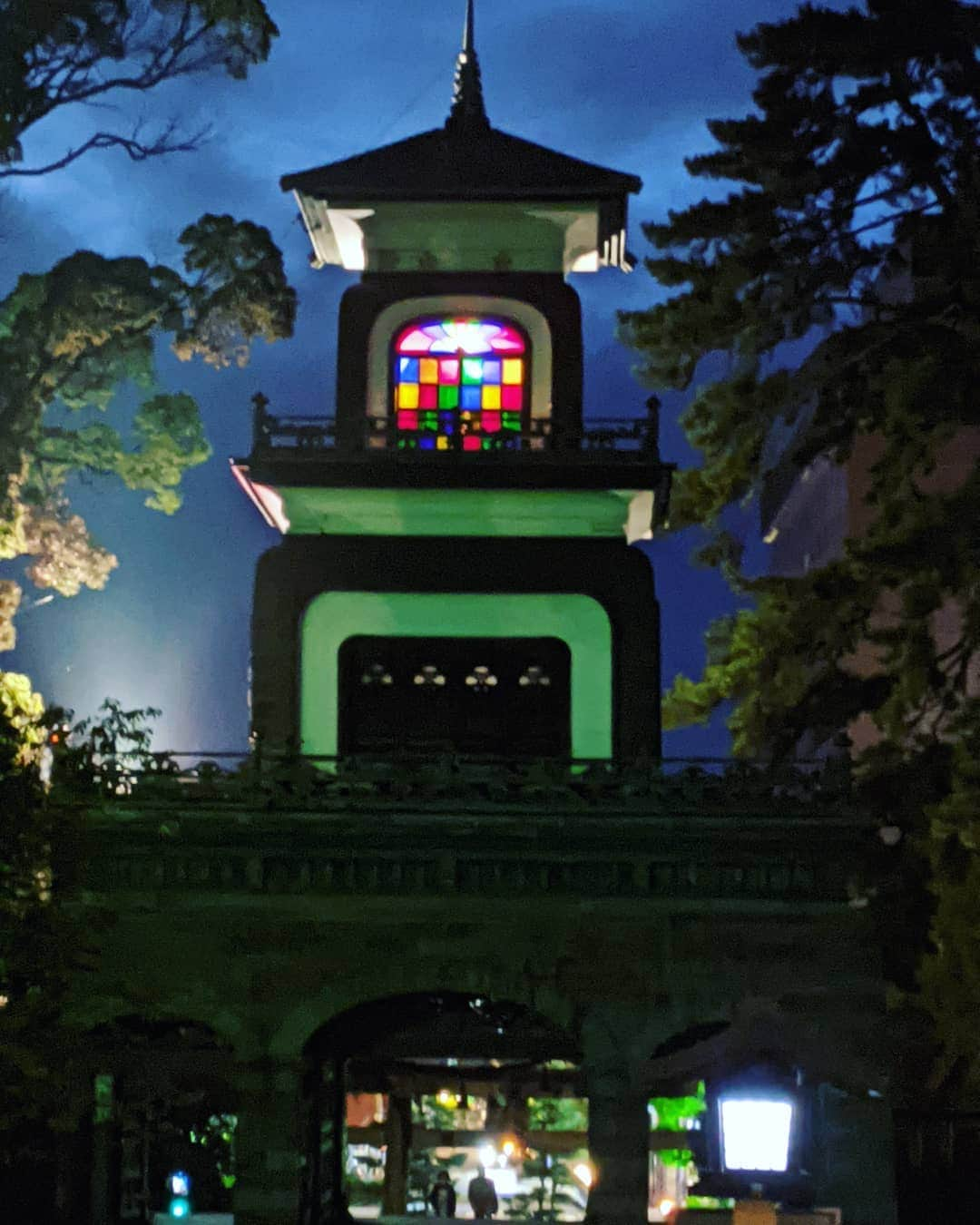 咲弥にこさんのインスタグラム写真 - (咲弥にこInstagram)「【尾山神社】 ステンドグラスの幻想的な光が 古都の街並みをモダンに より華やいだ世界に誘う☆。.:＊・゜🌛 ･ ･ ＿＿＿＿＿＿＿＿＿＿＿＿＿＿＿＿＿  【尾山神社の歴史】  慶長4年（1599）閏3月3日利家公が薨去します。 その後二代利長公は利家公を仰ぎ神として 祀ろうとしました。 しかし当時前田家は、 なんといっても外様大名の立場です。 徳川幕府の許可なくして勝手な事は出来ません。 利長公とて徳川幕府をはばかり 公然と神社創建に踏み切る事が 出来ませんでした。  そこで利長公は守護神としていた 物部八幡宮ならびに榊葉神明宮を遷座する名目で 卯辰山麓に社殿を建立し 利家公の神霊を合祀しました。 これが卯辰八幡宮です。 むろん藩あげて厚く祭儀を執り行い尊崇しました。  ちなみに物部八幡宮は もと東海老坂村の鎮座です。 利長公が越中国の守山城におられたとき 守護神としていました。 榊葉神明宮はもと越中国阿尾の鎮座です。 ＿＿＿＿＿＿＿＿＿＿＿＿＿＿＿＿＿＿  #尾山神社 #前田利家 #金沢 #ステンドグラス #卯辰八幡宮」10月11日 21時07分 - sakuya.niko