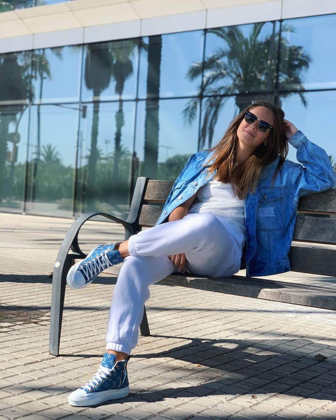 ダリア・カサトキナのインスタグラム：「Blue jeans (jacket) white shirt🎶 @lanadelrey ❤️ Waiting for today @rolandgarros final like #DD」