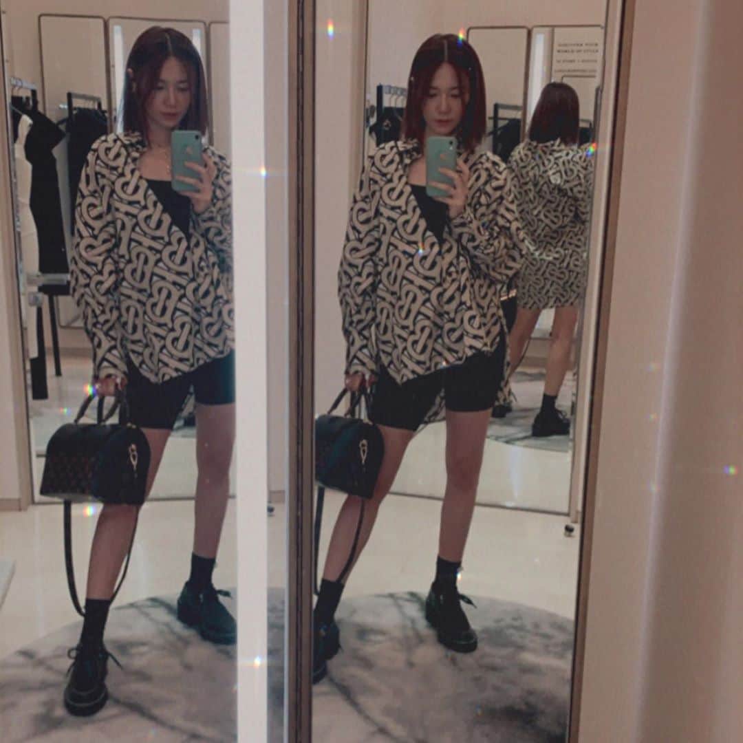 Elva Niさんのインスタグラム写真 - (Elva NiInstagram)「End of a busy week✊🏻 And another busy week ahead 為什麼在臨生之前還那麼忙？ 我也不知道🤣 可能是獅子座的拖延症太厲害 唯有祈禱bb等我忙完再開始作動吧😌 . . #elvasunsetdiary  #mylittlesurpriseisontheway」10月11日 21時12分 - misselvani
