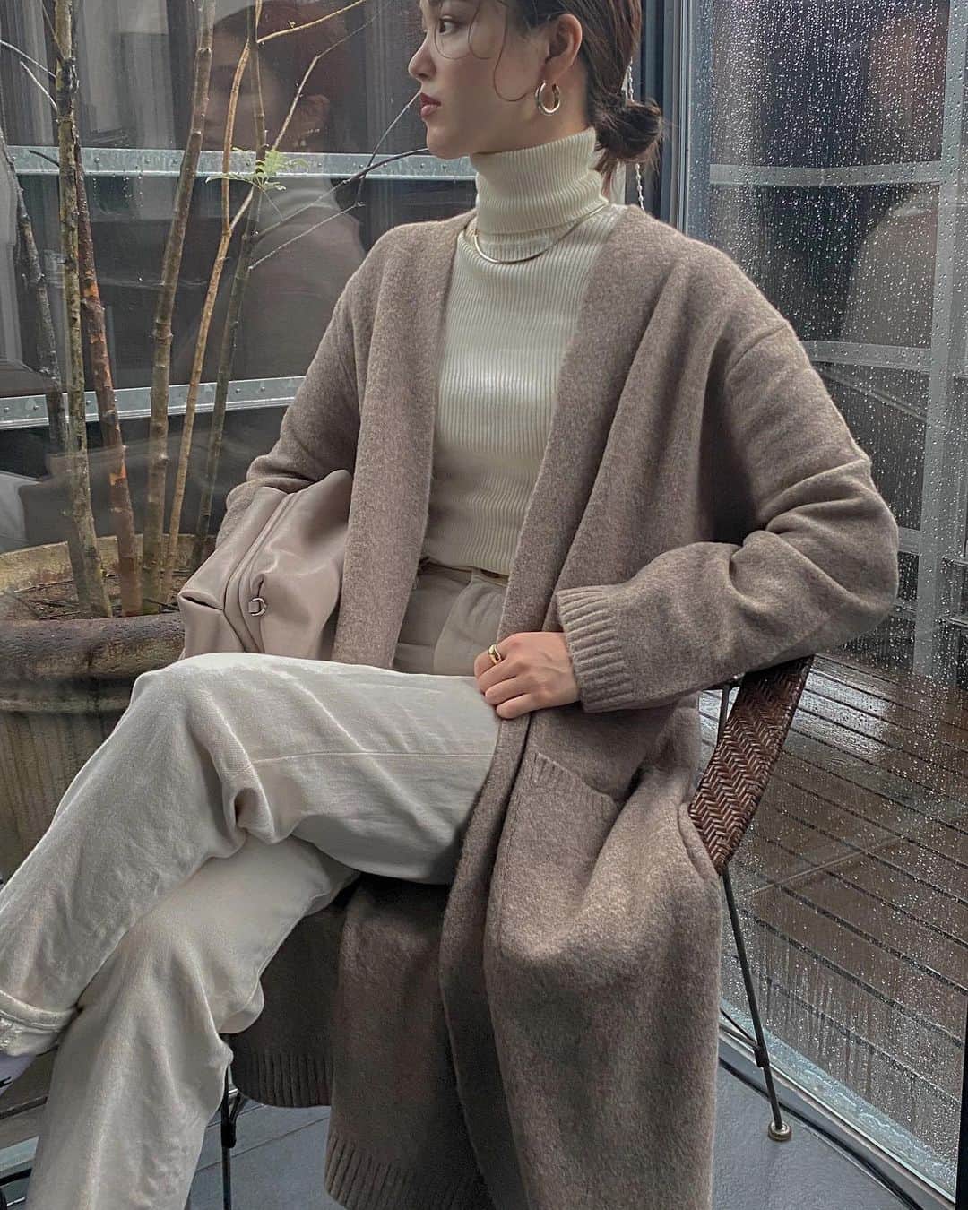 影山可蓮のインスタグラム：「・ ・ UNIQLO coordinate🧶 ・ ・ 雨続きですね☔️ 洗濯ができず衣替えが進まない、、困ッタ🤦🏼‍♀️ ・ ・ 🏷 TOPS #エクストラファインメリノリブタートルネックセーター　 OUTER #スフレヤーンベルテッドロングニットコート　 PANTS #ハイライズストレートジーンズ ・ この秋のニットアイテムでゆるっとベージュトーンの組み合わせ☕️ ・ ・  #ユニクロニット部  #uniqlo  #uniqlo2020fw  #uniqlo_karen  #uniqlou2020fw  #ユニ女  @uniqlo_ginza  #outfit #ootd  #シンプル #コーデ #コーディネート #今日のコーデ #私服  #ユニクロ #ユニクロコーデ #ユニクロユー #pr」