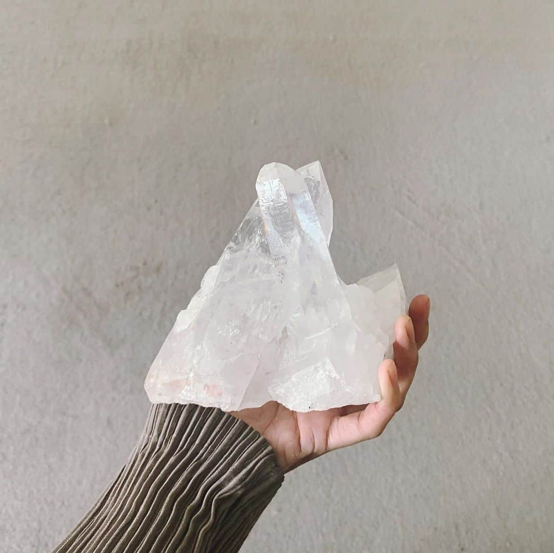 のインスタグラム：「ここ最近の私。 不思議な石と暮らし始めました😳✨  #深呼吸」