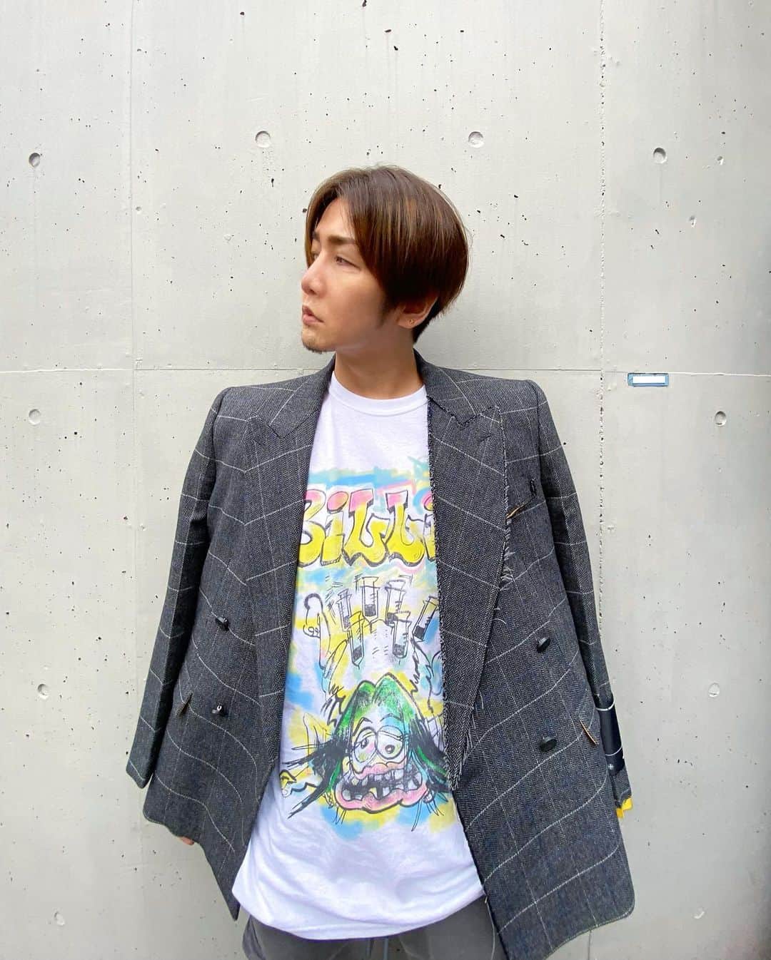 ミッチーのインスタグラム：「こんばんは！ 先日インフォメーションした﻿ 11.25 Release NEW ALBUM「My 3rd street」の追加情報など今月中にアップになる予定なので待っててね！！﻿ 今年は皆にあまり会えなかったから、、﻿ 最善での、会える方法を色々考えております。﻿ 待っててください。 ﻿ ちなみに皆が気にしてくれてたMV曲は1-6曲目で、全6曲付です。プラスメイキングムービーがついてる曲もあります。 ﻿ ﻿ 風がもう冷たくなってきたよね。﻿ 風邪などひかれませんように！﻿ ﻿ JACKET: @off____white  T-SHIRT: @readymade_official  PANTS: @c2h4  SHOES: @nike x @off____white」