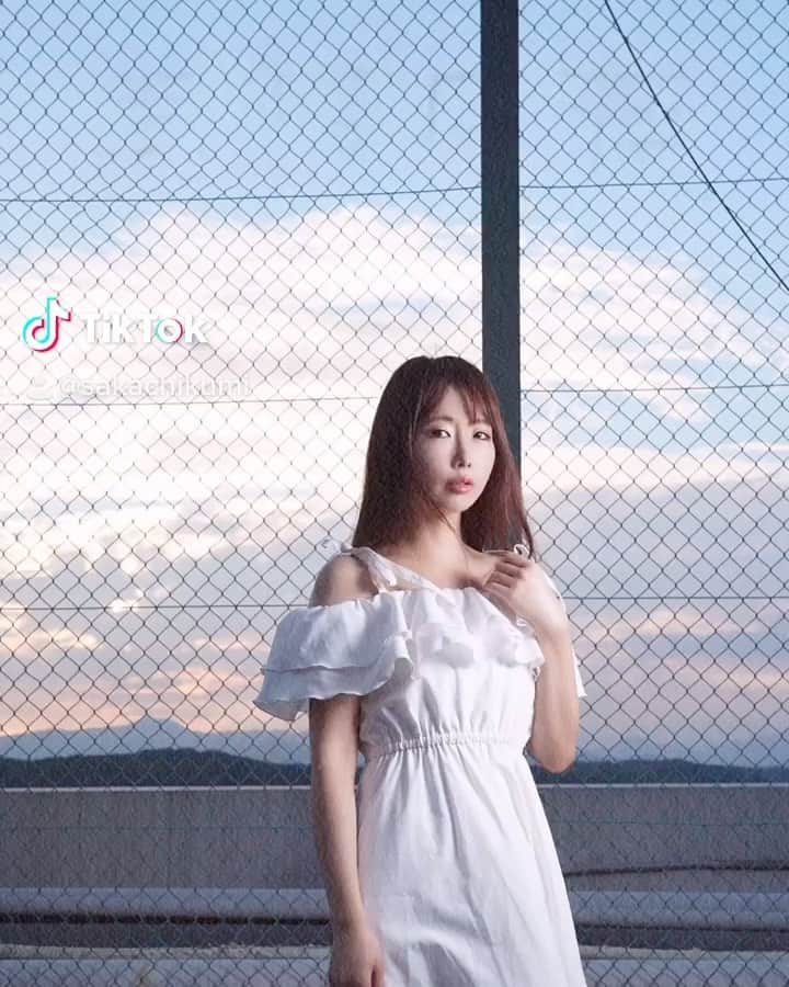 のインスタグラム：「💜TIKTOK 💜  ✨ 表紙チャレンジ ✨  写真集の中の写真が、ファッション雑誌の表紙にも😘  #tiktok #表紙チャレンジ #写真集 #ファッションモデル #japan #japanesegirl #sakachikumi #坂地久美 #坂地久美写真集」