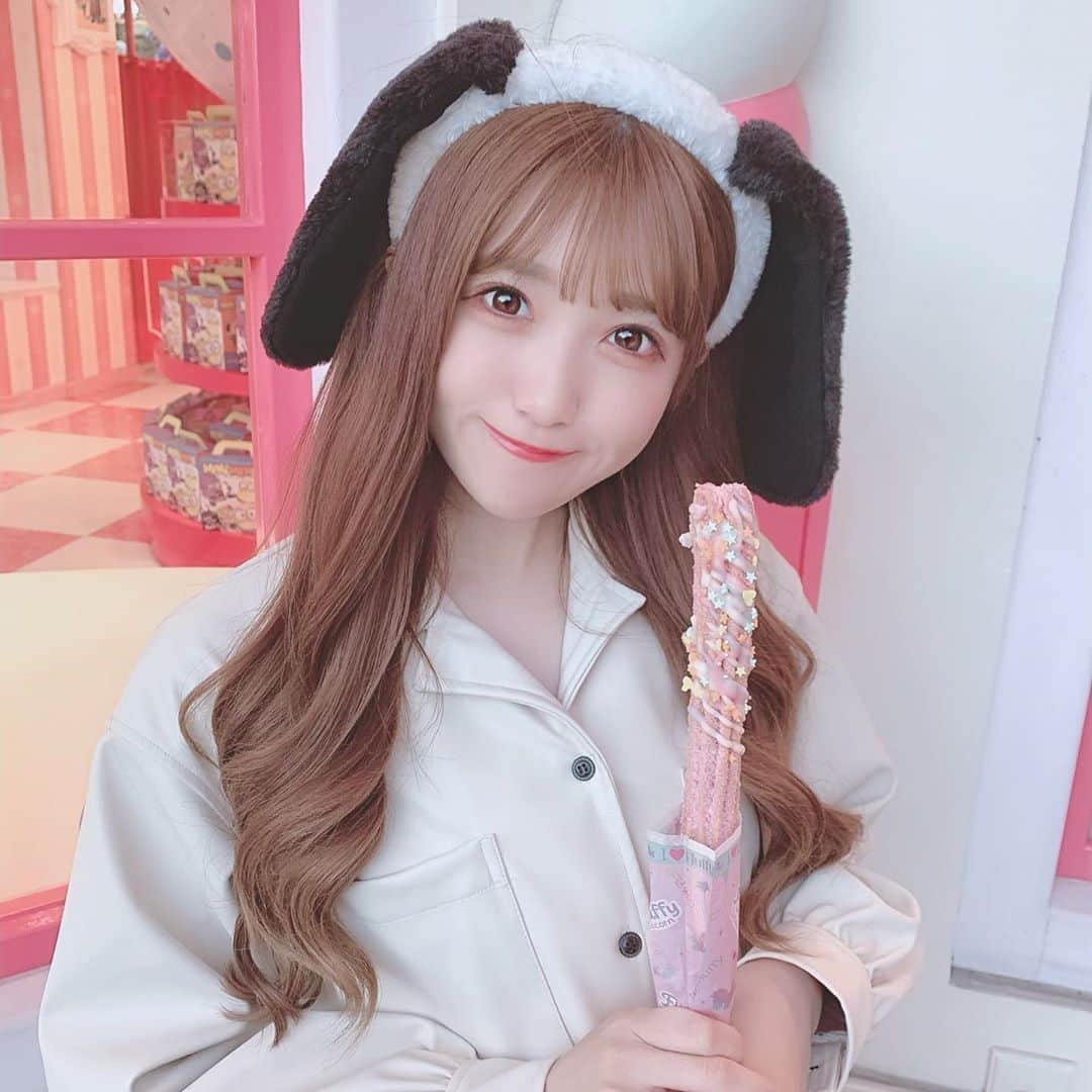 田口未彩のインスタグラム：「🍬  このチュロス美味しすぎた、、 今まで食べたチュロスの中で1番美味しかった、、🥺 また早く食べたい🥺💓💓  #大阪　#ユニバ　#大阪旅行　#大阪観光　#USJ #ユニバコーデ　#ユニバカチューシャ　#スヌーピー  #スヌーピー コーデ　#スヌーピーカチューシャ」