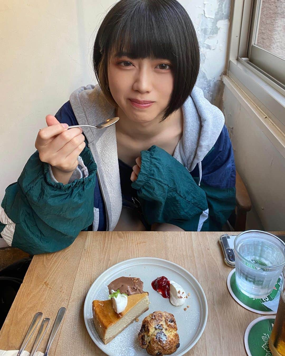 西野千明さんのインスタグラム写真 - (西野千明Instagram)「🧁 . #yummy #delicious #cake #cheese #cheesecake #scones #sweets #eats #nike #used #idol #pwc #白キャン #真っ白なキャンバス #西野千明 #美味しい #いいね #ショートボブ #インナーカラー #innercolor #food #followｍe #l4l #instagood #instafood #instagram #fashion #happy #like4like #ootd」10月11日 19時56分 - konnichaaaki