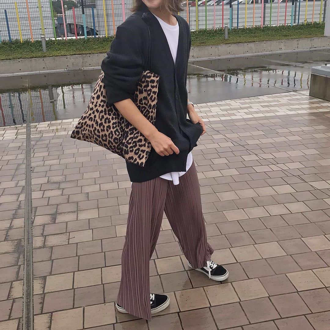 __mai____のインスタグラム：「. ユニクロmen'sのカーディガン #プレミアムラムVネックカーディガン と 下に着てるロンTもユニクロの #コットンロングシャツテールT 🥰 ニットも質がいいし、ちょっと肌寒い時にさっと羽織ろうと思い購入♡朝の園バスの送りとか。 ロンTはレイヤードTとしてもかなり優秀とインスタでも話題なやつ😍肌触りもよくて、スウェットやニットに重ね着できるしこれからかなり使えそう♡ . . #uniqlo #ユニクロ #vans #レオパード #ユニクロニット #ユニクロニット部 #ユニクロニット族 #uniqloginza2020FW #ニットコーデ #PR #カジュアル #カジュアルコーデ #しまむら #ママコーデ」