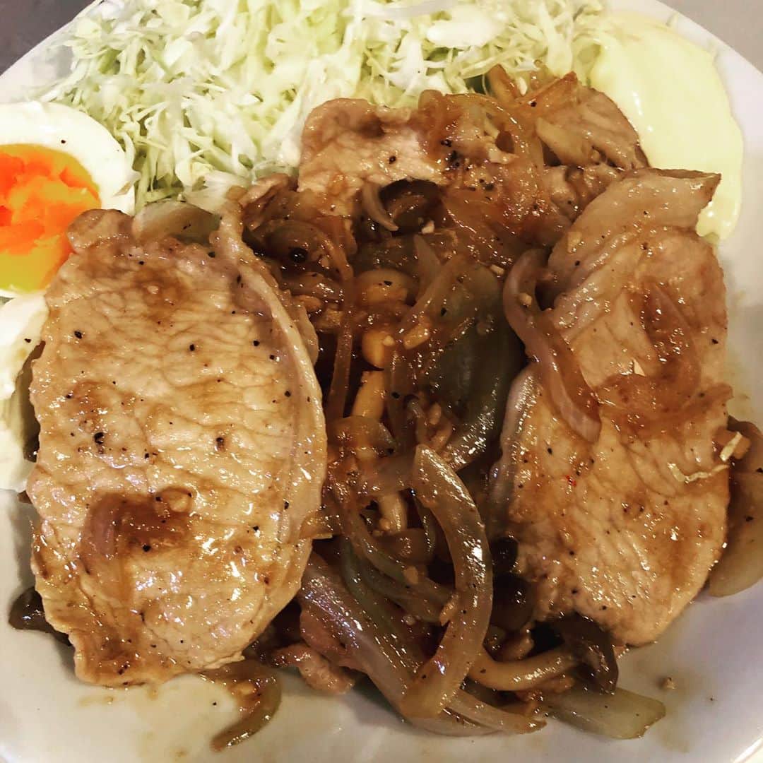 中村譲のインスタグラム：「今夜は最近ハマってる生姜焼き。 生姜をすり込み一時間ほど寝かすと柔らか〜くなるよ！ #生姜焼き  #自家製  #おうちご飯  #gingergrilledpork #homecooking」