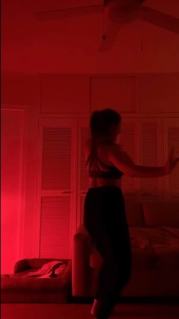 のインスタグラム：「...ok first of all: Ringo’s ears. They defy gravity. ⁣ ⁣ I rise at 5 and I DANCE. Every day. I’m⁣ not a “good” dancer. I’m Swedish😂 I just put on music that makes me want to move and I move and I move and I move. Sometimes I shake and bounce and make crazy faces and sometimes I move my hips and sometimes I end up on the floor and sometimes I feel sexy and sometimes I feel silly and sometimes I channel my inner toddler so deeply that I celebrate with a big cry. ⁣ ⁣ It’s the best. The best! Highly recommend to rise early and move like you don’t give a fuck (because why should you!!!!). This morning Lea woke up because she reached for Dennis to snuggle but he wasn’t there (he’s biking). In the end she says she got sad because she woke up and Daddy wasn’t there and she wanted to cuddle with him😭⁣ ⁣ The moral of the story is: DANCE AND CUDDLE TODAY! That is all! ⁣ ⁣ xo🥰」