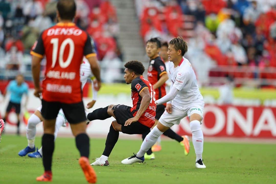 マテウス・ドス・サントス・カストロさんのインスタグラム写真 - (マテウス・ドス・サントス・カストロInstagram)「+3 Gloria a Deus ⚽️ GO GRAMPUS ❤️💛」10月11日 19時57分 - mateuscastro10