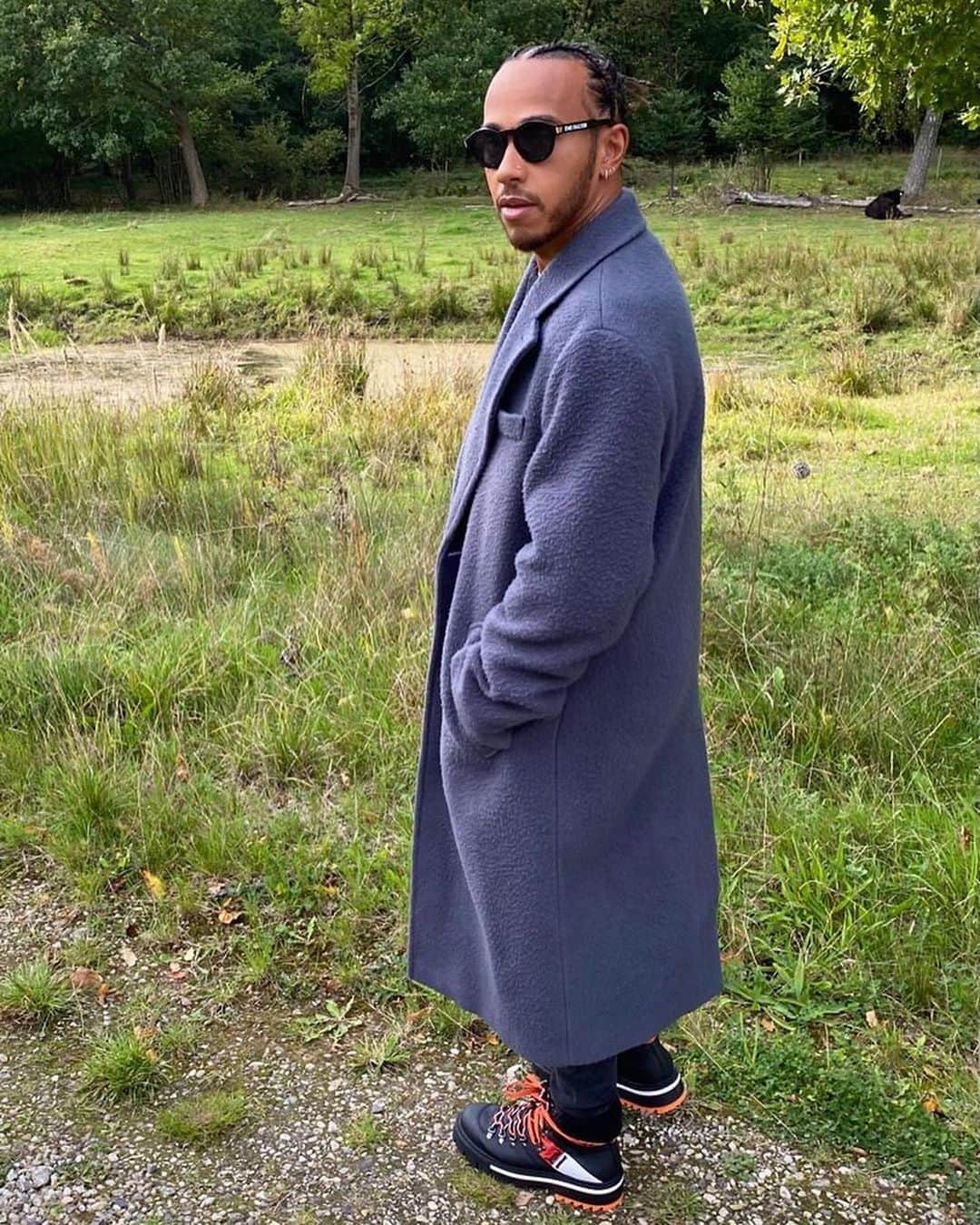 のインスタグラム：「@Lewishamilton stepping out in some of his new #TommyXLewis collection. Just in time for Fall 🍂🍂」