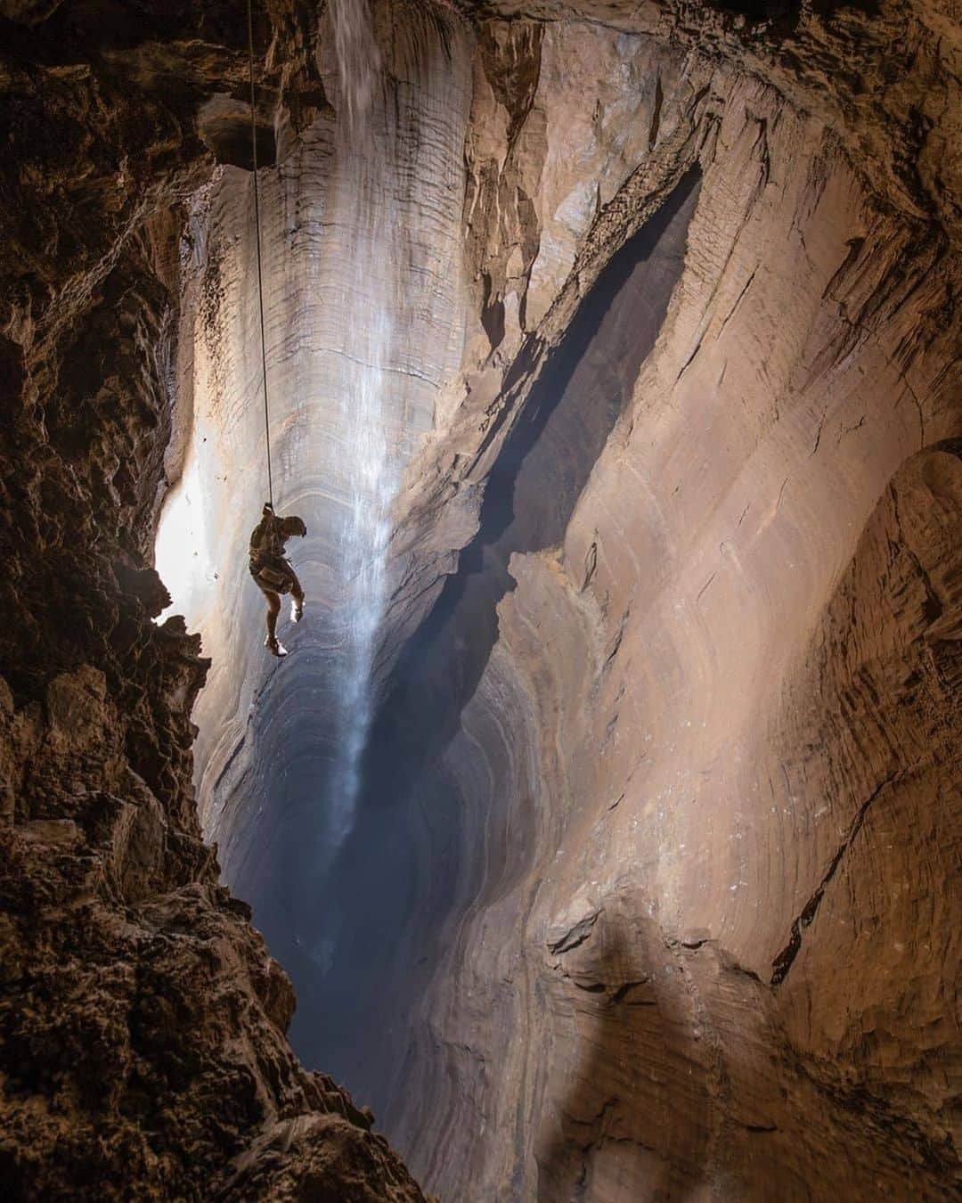 Discover Earthさんのインスタグラム写真 - (Discover EarthInstagram)「Would you go on until the center of the earth ? 🌐 #discoverthecenteroftheuniverse with cave photographer @ethan_reuter_photography  #cave #underground #adventuretime」10月11日 20時00分 - discoverearth