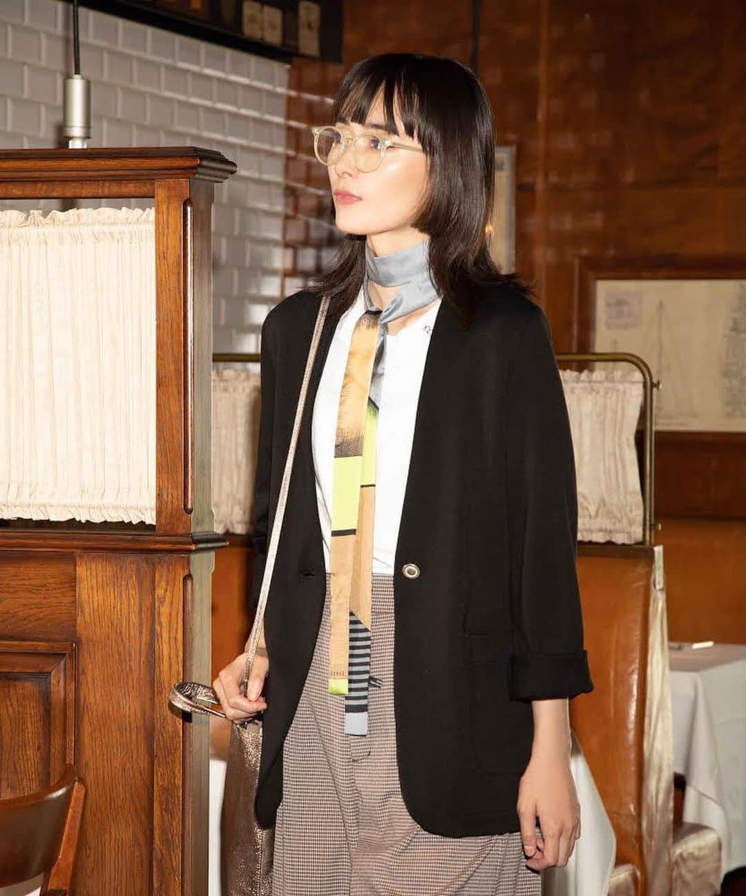 風間ゆみえのインスタグラム：「肩のラインが美しく決まるソフトシングルジャケット  インに着たTシャツは左肩にちょこんとBonjour‼︎ (ボンジュール)の刺繍があります Tシャツながらエレガントな六分袖がオススメです😊  無地ライクにはける細かなチェックのワイドボトムは大人気であと数枚です！ 完売していたらごめんなさい🙇🏻‍♂️🙏😅  @la_marine_francaise_official」