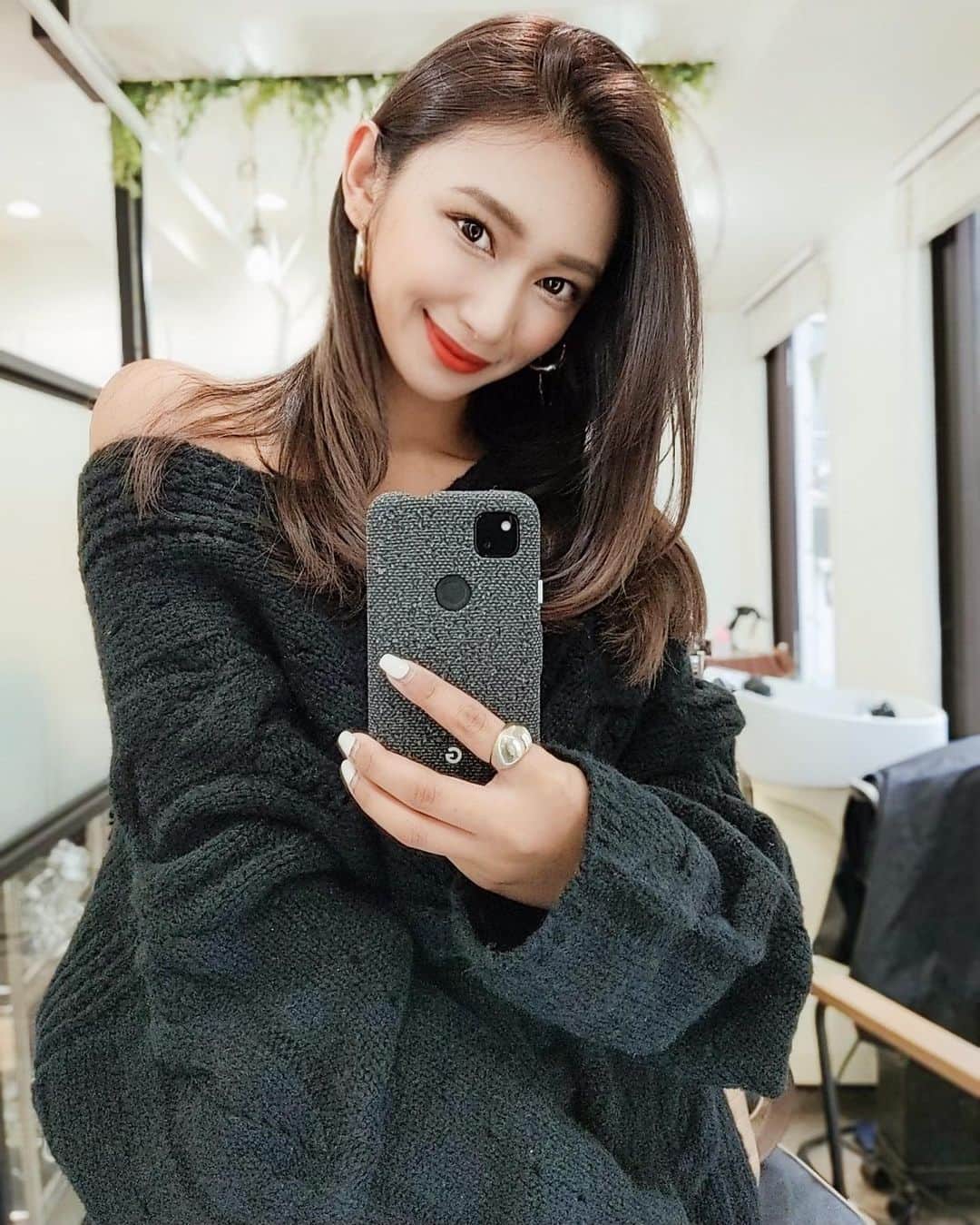 新井ニーニャのインスタグラム：「🖤﻿ ﻿ ﻿ 𝐃𝐚𝐫𝐤 𝐡𝐚𝐢𝐫 𝐜𝐨𝐥𝐨𝐫☕️﻿ ﻿ ﻿ ﻿ 髪の毛がホウキみたいになって﻿ かきあげると必ず引っかかるぐらい﻿ かなり痛んでる私の髪🤦🏼‍♀️﻿ ﻿ トリートメント専門店の﻿ @regen_lab_  で水素トリートメントを🙌﻿ ついでにトナーで 暗めにして頂きました🖤 ﻿ 活性酸素(傷みの原因)を﻿ 水素で取り除いてくれるから、﻿ つるつるが長持ちするの！﻿ 傷みにくい髪にもしてくれるんだって🌟﻿ ﻿ ここの水素は、直接水素メーカーから﻿ 仕入れているものなので高濃度だし﻿ 正直美容室のトリートメントとは﻿ 仕様が違うものなので﻿ 髪のエステってイメージで﻿ 通い始めてます💆🏼‍♀️💕﻿ ﻿ 動画見てもらえたら、わかる！﻿ (すわいぷしてね)﻿ 本当、ちゅるんちゅるん😂﻿ これブローしてないんだよ？﻿ ただ乾かしただけだしオイルとかもなし‼️﻿ ﻿ ﻿ なんか宣伝っぽいけど宣伝ではない笑﻿ 美容関連は、本当に良いものしか﻿ 掲載しないって決めているので﻿ 本当におすすめです☺️👍🏽﻿ ﻿ @5matsumoto さん ありがとうございました〜〜😍 大・満・足‼️😍 ﻿ ﻿ #綺麗になりたい﻿ #3児のママ #働くママ #3児の母 #美容好き #美容マニア #美容オタク #水素トリートメント #美意識 #美意識向上委員会 #ママモデル #美容大好き #美容部 #綺麗なママになりたい #ダークカラー #来週小学校運動会 #暗い髪にしておく」