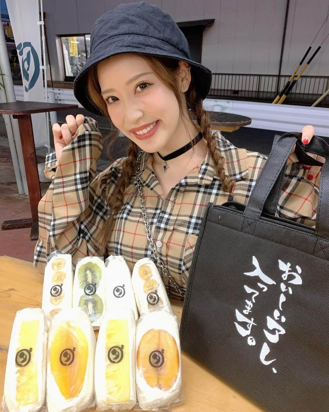 RENAさんのインスタグラム写真 - (RENAInstagram)「また大好きな ダイワのフルーツサンド🍍💓 いつも家族の分も買うから 量多め😌✨✨  最近この三つ編みヘアーに バケハ、ハマってるの🤭 楽ちんヘアーすぎるの(笑) ・ #サイバージャパン #cjd_rena #サイバージャパンダンサーズ #れなパイン 🍍#新人」10月11日 20時11分 - rei_burlesque