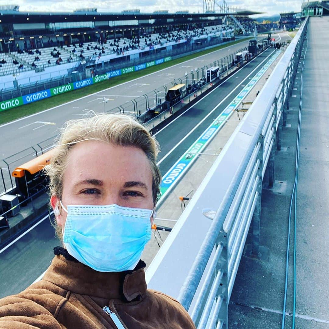 ニコ・ロズベルグさんのインスタグラム写真 - (ニコ・ロズベルグInstagram)「Race Start at 14:10 CET. Bottas Hamilton or Verstappen for the win? I think BOT, VER, HAM. #f1 #formula1 #eifelgp」10月11日 20時16分 - nicorosberg