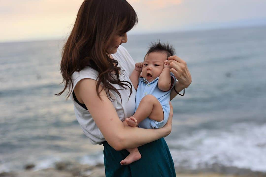 湯田友美のインスタグラム：「🐚 今年の夏は、短すぎたね😂 来年はいっぱい遊ぼう！！！ ・ #鎌倉 #鎌倉の海 #夏の思い出 #始めての海 #2ヶ月baby  #2montholdbaby #babyboy💙 #母乳腺詰まりのたうちまわる」