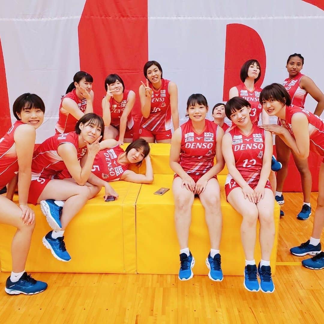 大竹里歩さんのインスタグラム写真 - (大竹里歩Instagram)「🐝 Ｖリーグ開幕まであと６日🏐✨  今シーズン色んな状況がある中ですが 笑顔を忘れず、体調に気をつけながら チーム全員で戦い抜けるよう頑張ります😊🔥  今年のスローガンは『connected🤝』  会場でもリモートでも いつも応援して下さるみなさんと想いを１つに 繋がっていきたいと思いますっ☺️💓  試合日程やホームゲーム情報、放映情報など 詳しくはデンソーエアリービーズHP、 公式Twitterをご覧下さい(*^^*)🧡  #Vリーグ #デンソーエアリービーズ  #9年目のシーズンスタート  #みなさんに逢えるのが楽しみっ」10月11日 20時31分 - riho_take0827