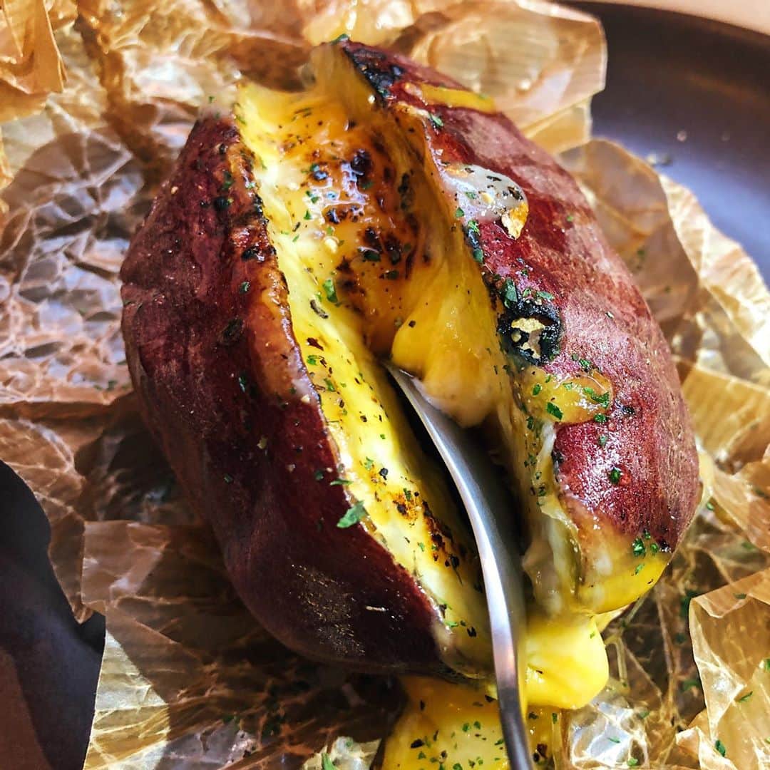 のインスタグラム：「【浪漫焼き芋 芋の巣】 @大阪：西長堀駅から徒歩8分  とろけるハニーチーズ焼き芋を食べられるお店。  熱々の焼き芋に挟まれたチーズが溢れ出てくる背徳的な芋スイーツ！チーズは2種類使われていてトロトロ感も楽しめます！  チーズの塩気と蜂蜜＆焼き芋の甘味がコントラストを演出してくれます！  チーズ焼き芋は820円。 一人ワンオーダー制となります！  【コロナ対策】 ※入店時に手の消毒の設置 ※店員さんのマスク着用 ※出入り口の開放  📍大阪市西区南堀江3-4-13  #大阪カフェ #西長堀 #堀江カフェ  #焼き芋専門店 #チーズ #oosaka」