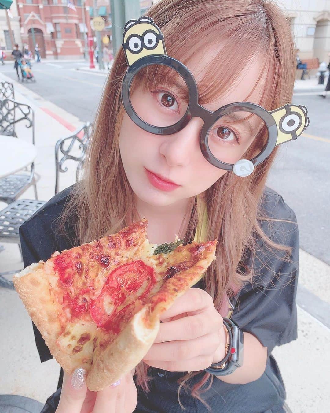 生田衣梨奈さんのインスタグラム写真 - (生田衣梨奈Instagram)「♥ピザ♥﻿ ﻿ 今日の画像はねー！！！﻿ ピザ食べてるやつ笑﻿ ﻿ すごい不意に撮られてたんだよねー笑笑﻿ ﻿ なんか基本的にユニバにいる時は写真撮ってる感じ❤﻿ ﻿ インスタ映えを狙って頑張ってます❤﻿ ﻿ この日のファッションは。。。﻿ シャツもミニオンでサングラスもミニオン！！！﻿ ﻿ カチューシャは無しにしましたーーー！！﻿ ﻿ かわいい！！！！﻿ ﻿ ﻿ #morningmusume20 #モーニング娘20﻿ #helloproject  #顔面国宝﻿ #えりぽんかわいい #アイドル﻿ 存在が #インスタ映え #かわいい﻿ #Love #beauty﻿ #followme #makeup﻿ #Instagram #生田衣梨奈のVSゴルフ﻿ #메이크업 #얼스타그램﻿ #ig_Japan #팔로미﻿ #フォロー歓迎 #ootd﻿ #ユニバ #USJ﻿ #ELEYVSGOLF  #おすすめ﻿ #いいね #写真﻿ #IDOL #골프﻿ #SELFIE #셀카」10月11日 20時25分 - erina_ikuta.official