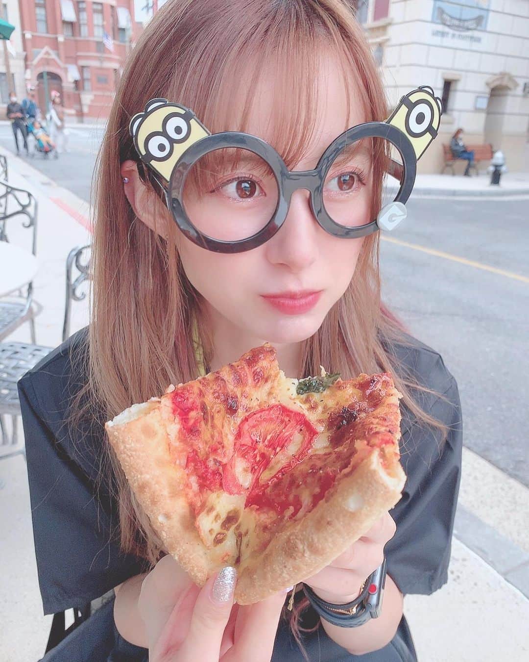 生田衣梨奈さんのインスタグラム写真 - (生田衣梨奈Instagram)「♥ピザ♥﻿ ﻿ 今日の画像はねー！！！﻿ ピザ食べてるやつ笑﻿ ﻿ すごい不意に撮られてたんだよねー笑笑﻿ ﻿ なんか基本的にユニバにいる時は写真撮ってる感じ❤﻿ ﻿ インスタ映えを狙って頑張ってます❤﻿ ﻿ この日のファッションは。。。﻿ シャツもミニオンでサングラスもミニオン！！！﻿ ﻿ カチューシャは無しにしましたーーー！！﻿ ﻿ かわいい！！！！﻿ ﻿ ﻿ #morningmusume20 #モーニング娘20﻿ #helloproject  #顔面国宝﻿ #えりぽんかわいい #アイドル﻿ 存在が #インスタ映え #かわいい﻿ #Love #beauty﻿ #followme #makeup﻿ #Instagram #生田衣梨奈のVSゴルフ﻿ #메이크업 #얼스타그램﻿ #ig_Japan #팔로미﻿ #フォロー歓迎 #ootd﻿ #ユニバ #USJ﻿ #ELEYVSGOLF  #おすすめ﻿ #いいね #写真﻿ #IDOL #골프﻿ #SELFIE #셀카」10月11日 20時25分 - erina_ikuta.official